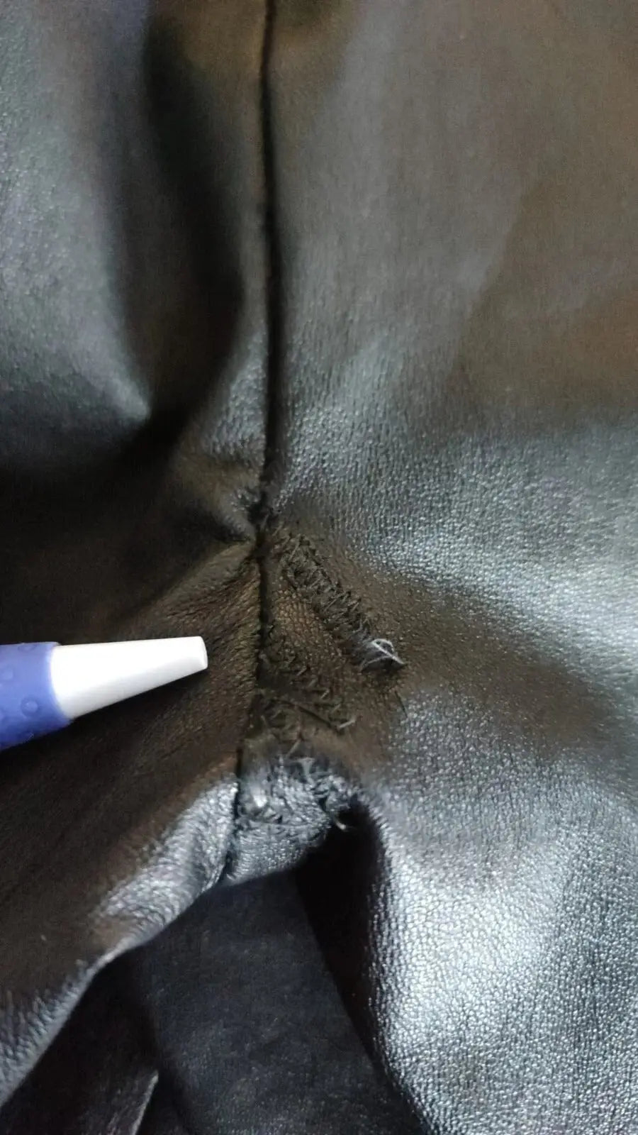 Dolce & gabbana pantalon noir en cuir avec taille élastique et couture visible avec une petite déchirure près de la couture