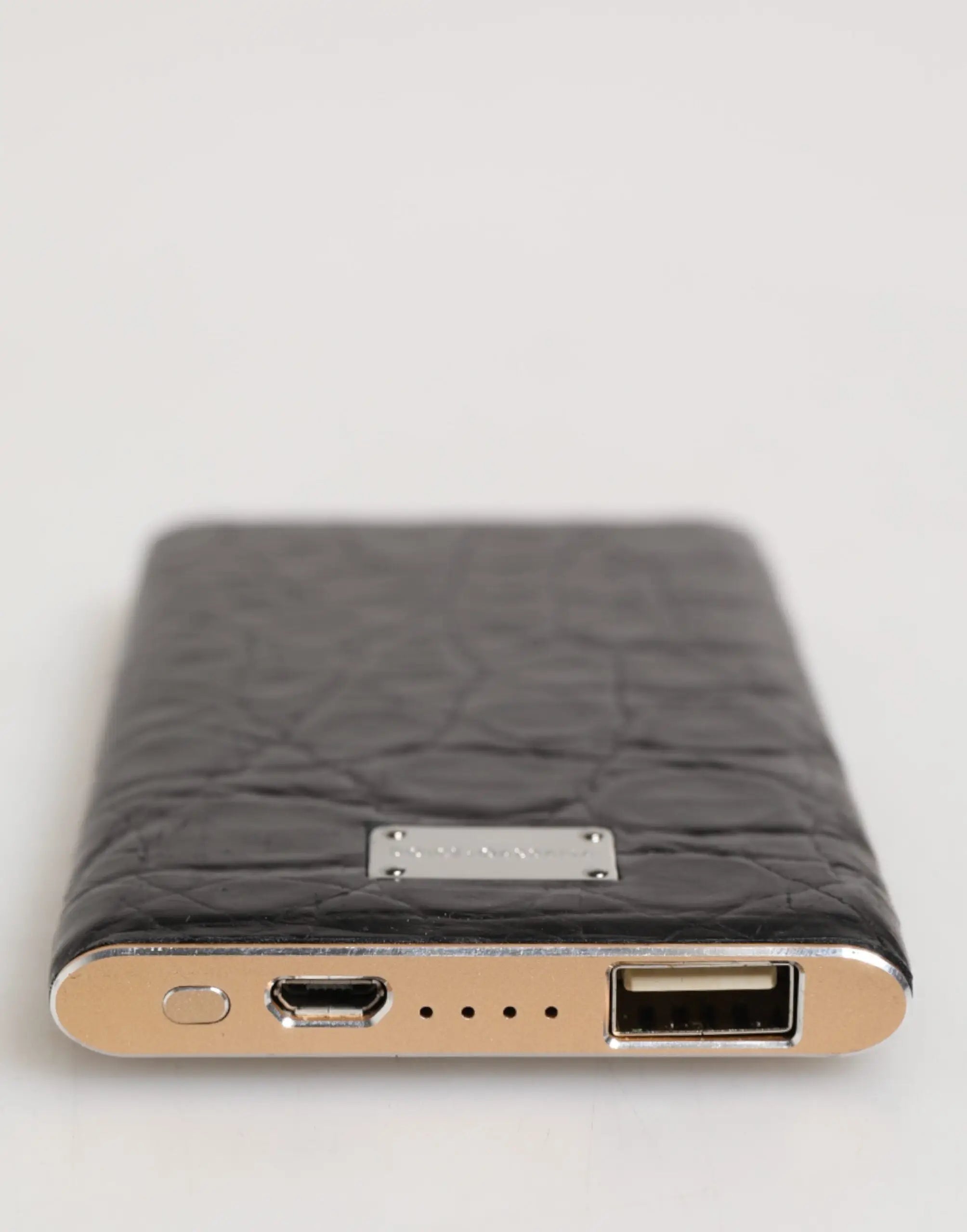 Dolce & Gabbana power bank 3000mAh en cuir noir embossé crocodile avec bords dorés et plaque métallique argentée