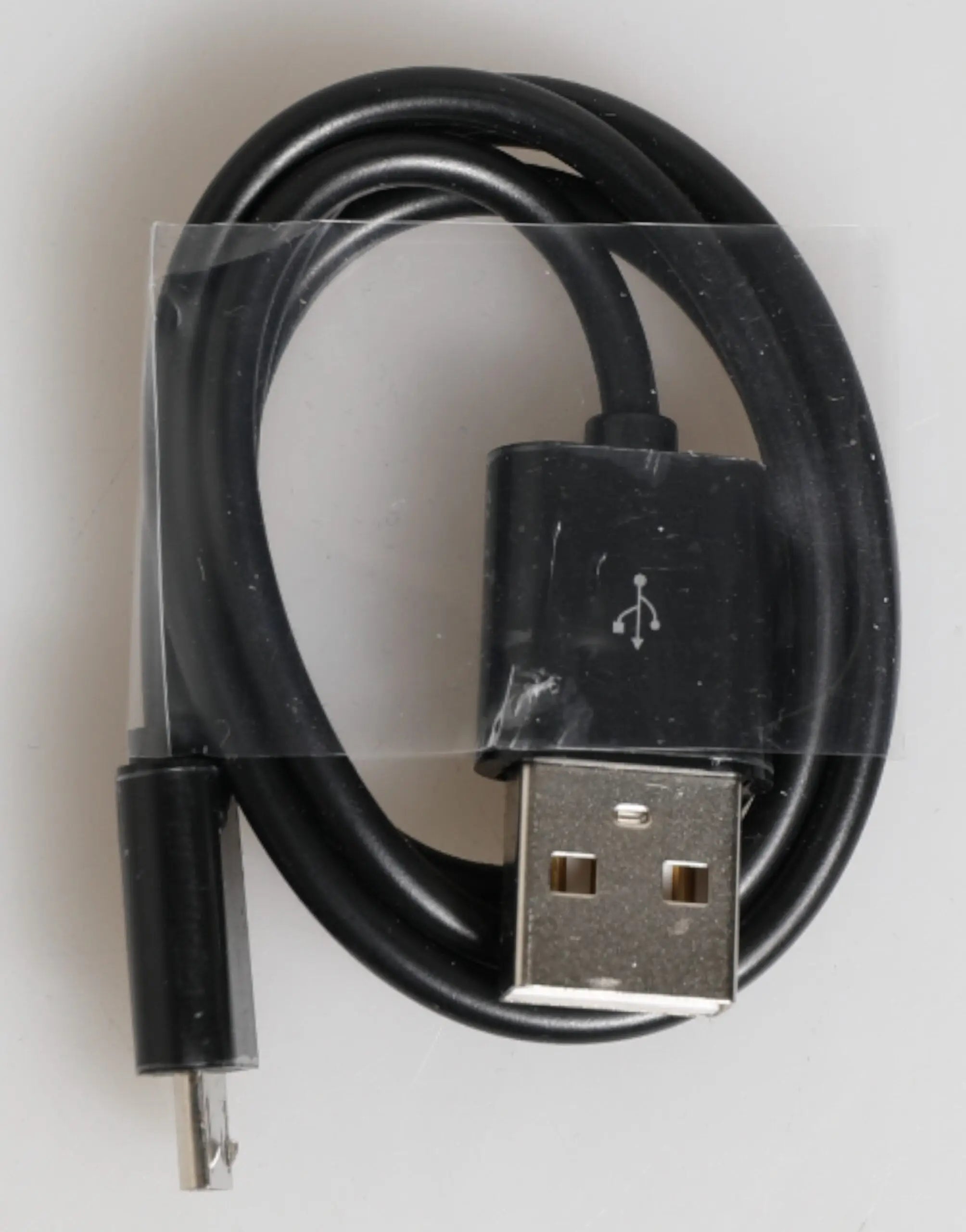 Câble de charge usb noir avec connecteurs usb-a et micro-usb emballé, pour power bank dolce gabbana en cuir embossé