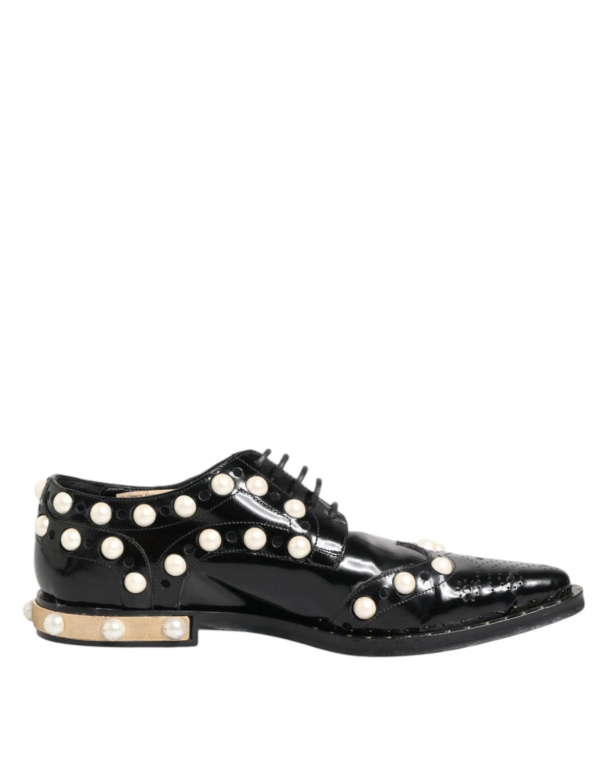Chaussure derby dolce gabbana en cuir noir verni décorée de perles blanches sur le bout côté et talon