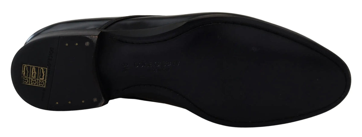 Semelle arrière de chaussure formelle en cuir noir dolce & gabbana avec étiquette de marque dorée