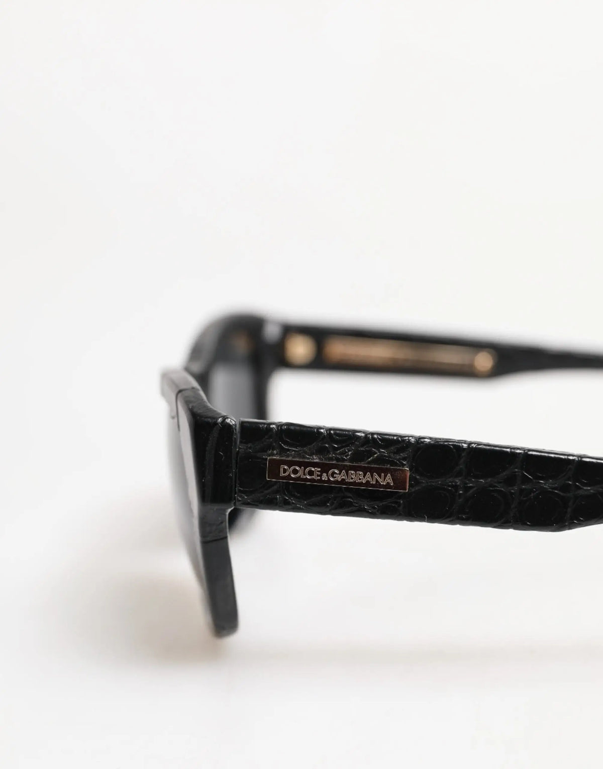 Lunettes de soleil dolce & gabbana dg4177 à monture en cuir crocodile noire avec pont doré et logo plaque