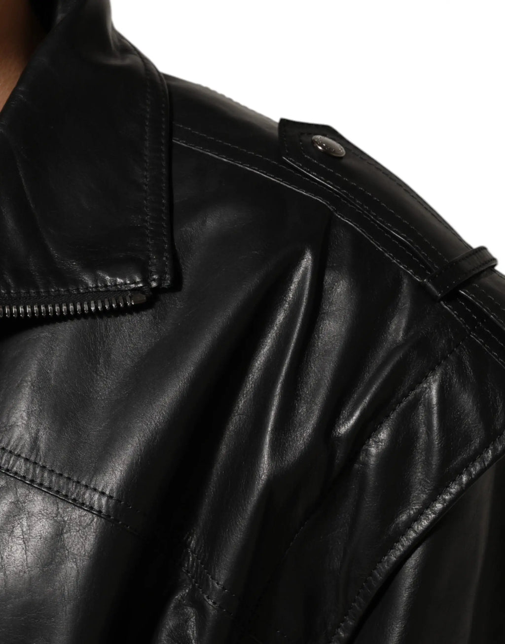 Dolce & Gabbana blouson biker en cuir noir avec fermeture éclair pleine et bouton pression argenté à lépaule