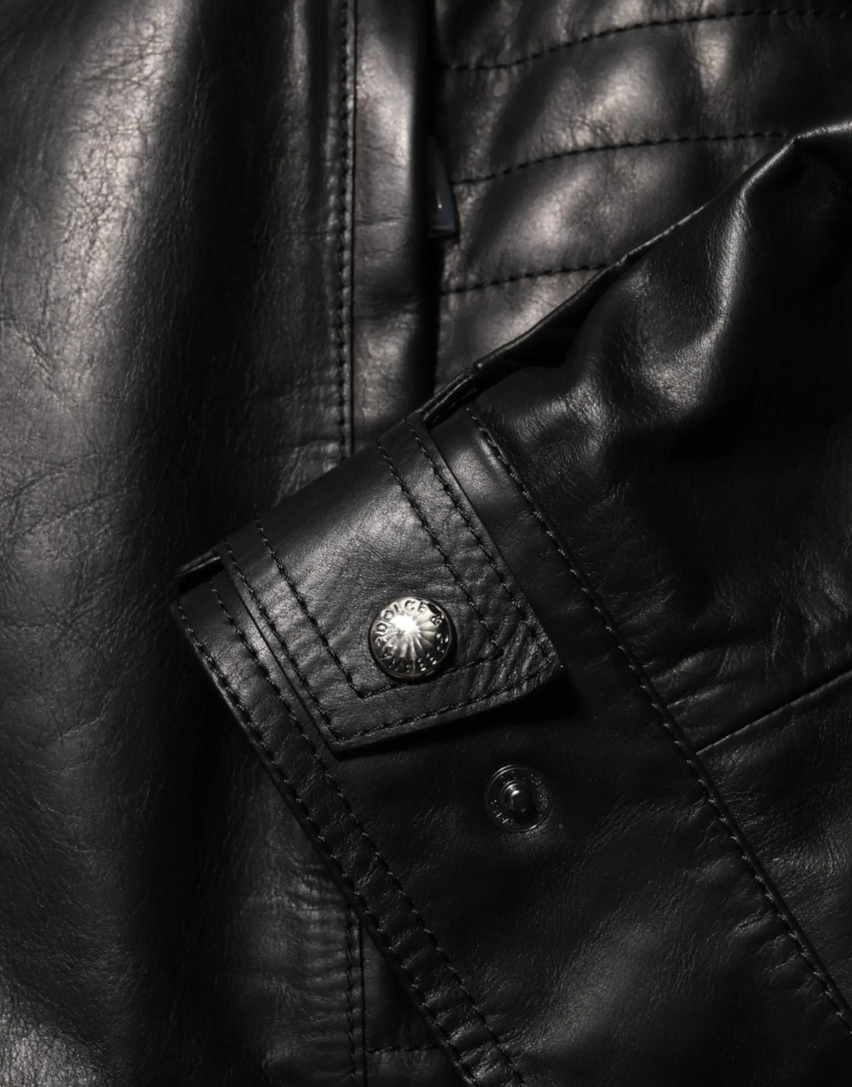 Dolce & gabbana veste biker en cuir noir avec fermeture éclair complète et bouton argenté sur la manche