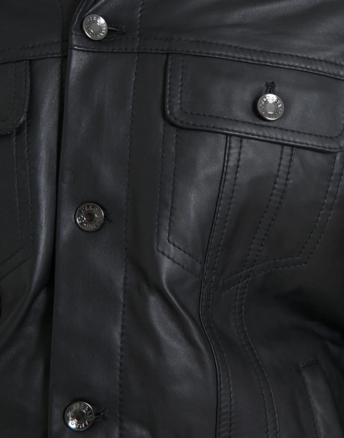 Veste biker dolce gabbana noire en cuir avec col en fourrure boutons argentés et détails coutures