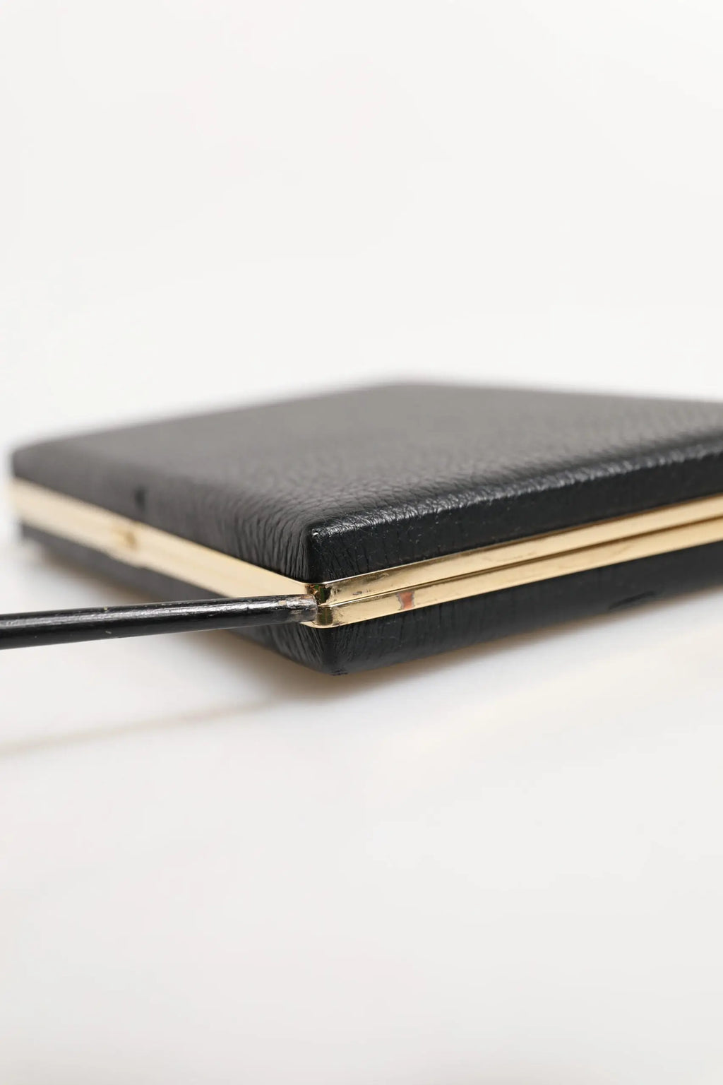 Dolce & Gabbana clutch en cuir noir texturé avec fermoir en métal doré pour soirée élégante