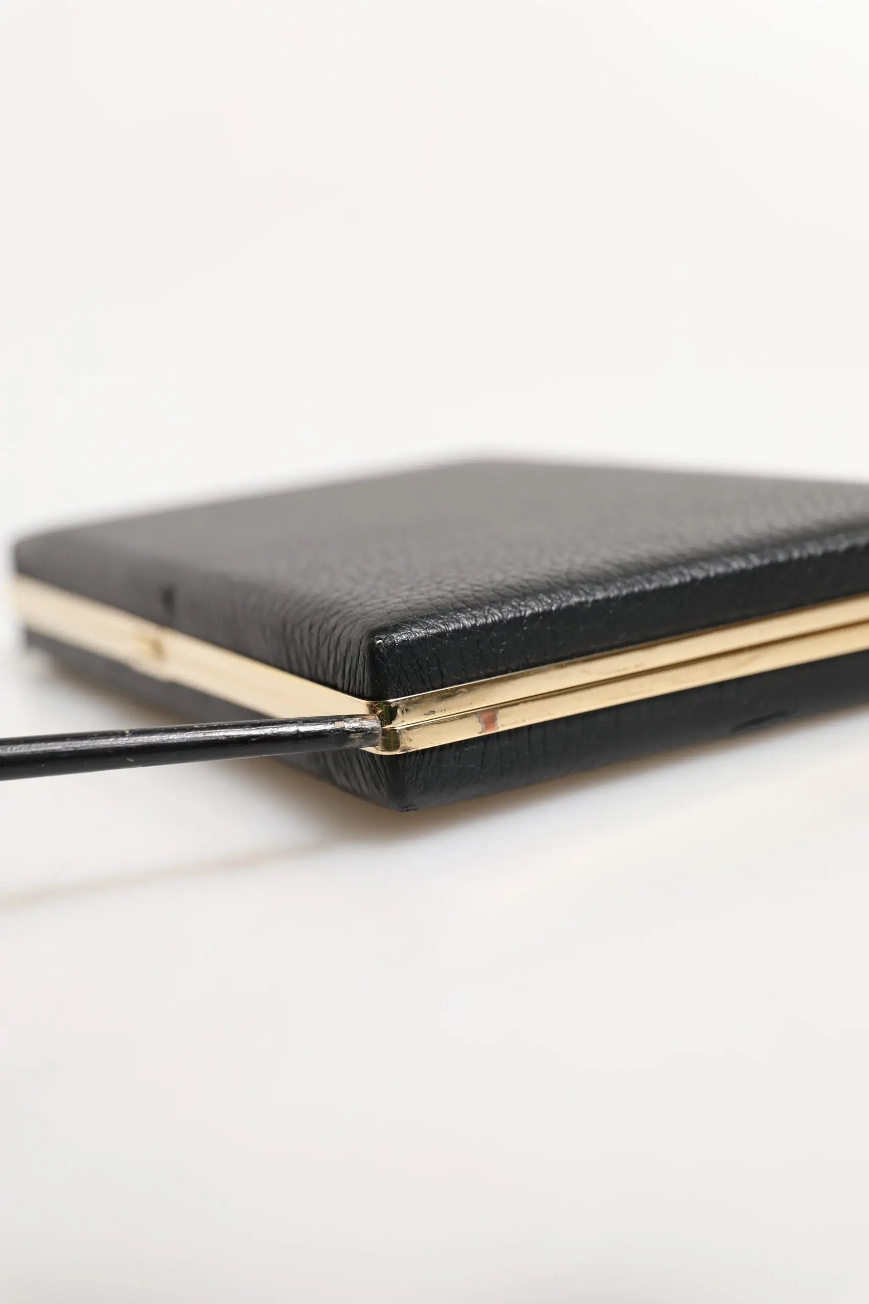 Dolce & Gabbana clutch en cuir noir texturé avec fermoir en métal doré pour soirée élégante