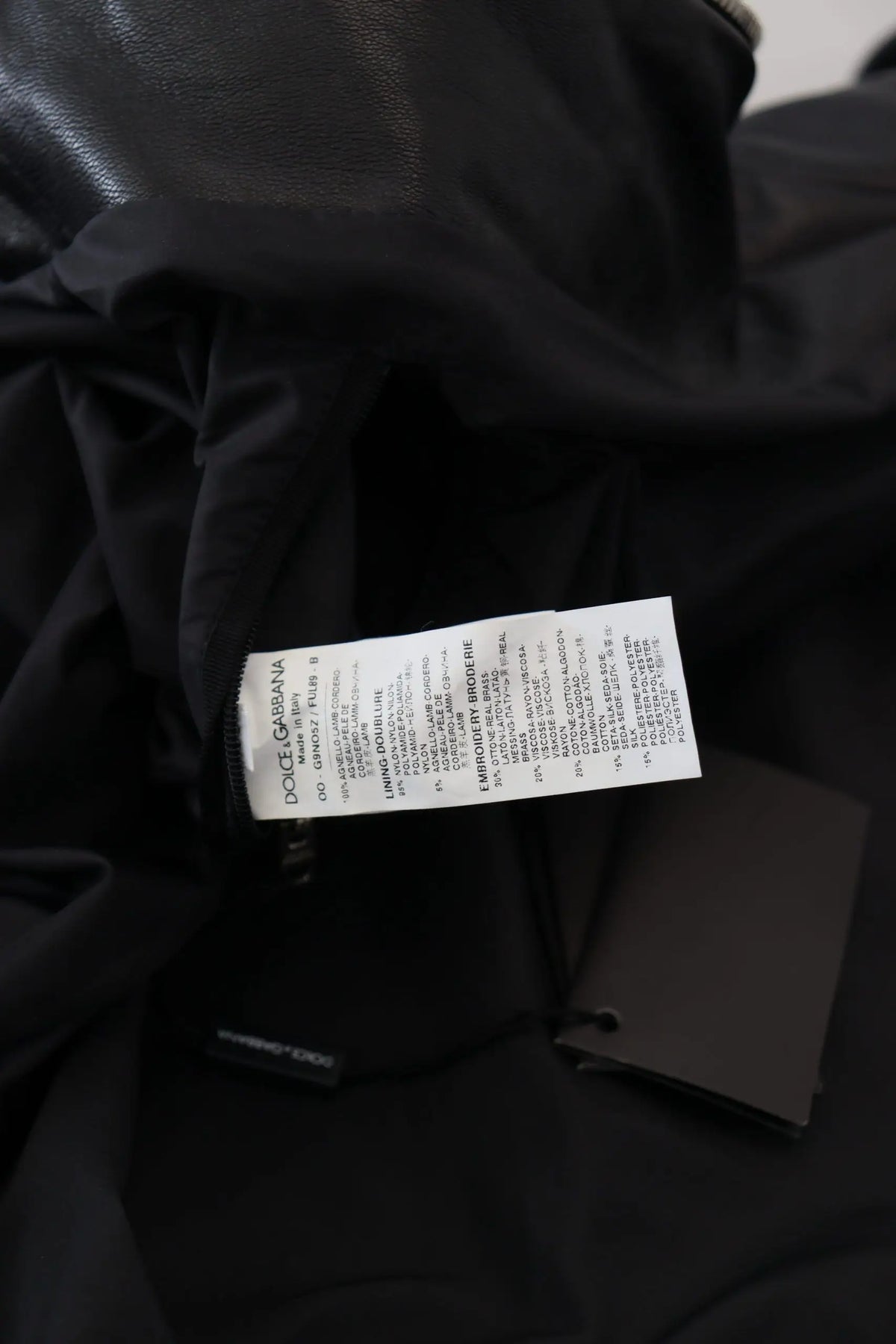 Étiquette d entretien noire dolce gabbana sur blouson à capuche en cuir noir pour homme