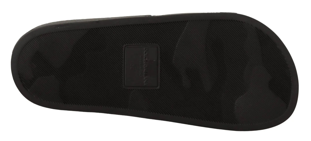Semelle extérieure noire en caoutchouc avec un léger motif texturé et une petite étiquette de marque rectangulaire au centre sur des sandales dolce & gabbana i love d&g en cuir noir