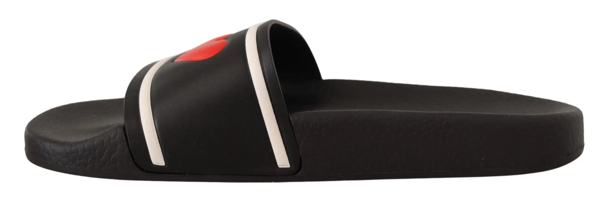 Sandales slides dolce & gabbana en cuir noir avec bandes blanches et logo cœur rouge sur la bride en caoutchouc