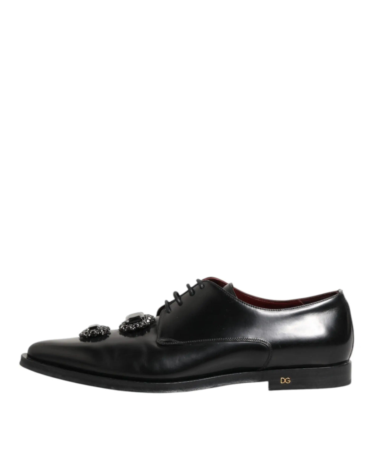 Chaussure derby noire en cuir dolce & gabbana avec cristaux étincelants sur le bout et logo dg doré au talon arrière