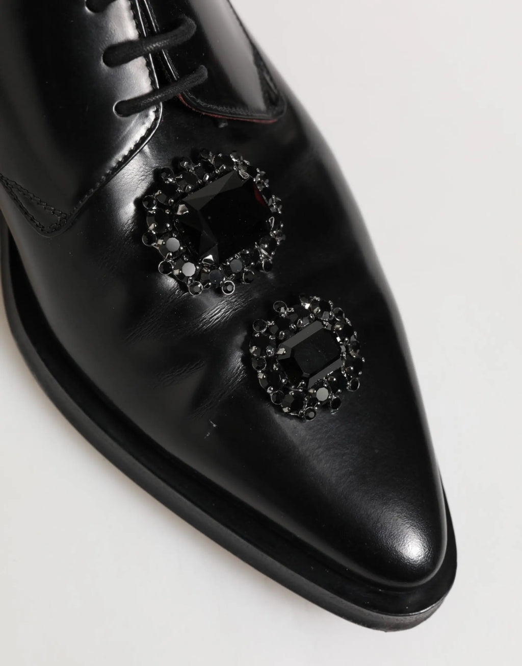 Dolce & gabbana derby noir en cuir avec ornements en cristaux noirs sur le bout du pied
