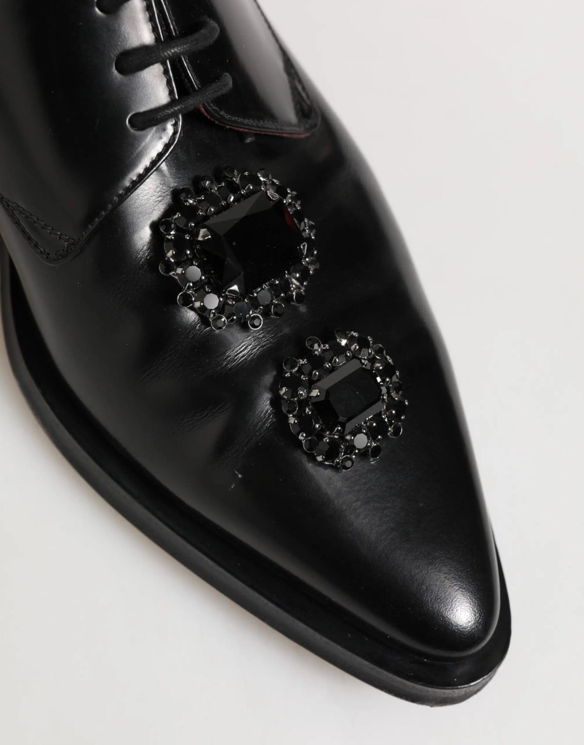 Dolce & gabbana derby noir en cuir avec ornements en cristaux noirs sur le bout du pied
