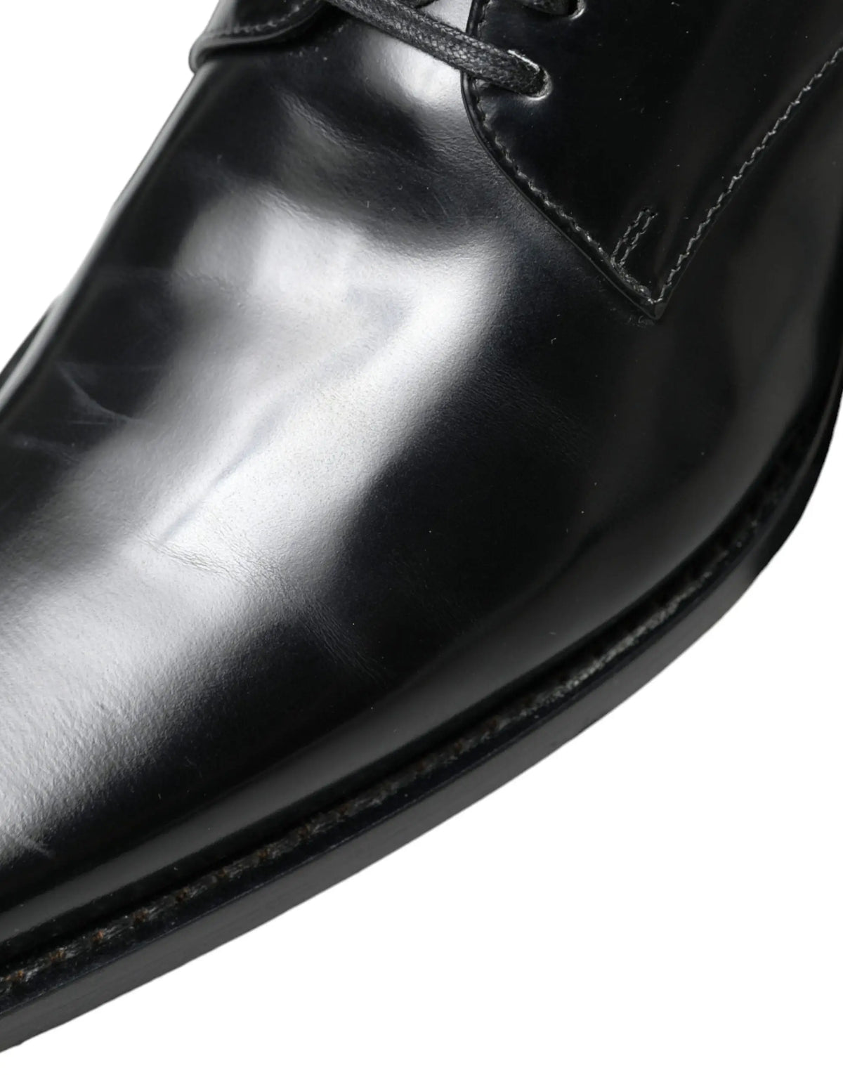 Dolce & gabbana chaussures plates formelles en cuir noir en cuir verni brillant avec couture précise sur la cap toe
