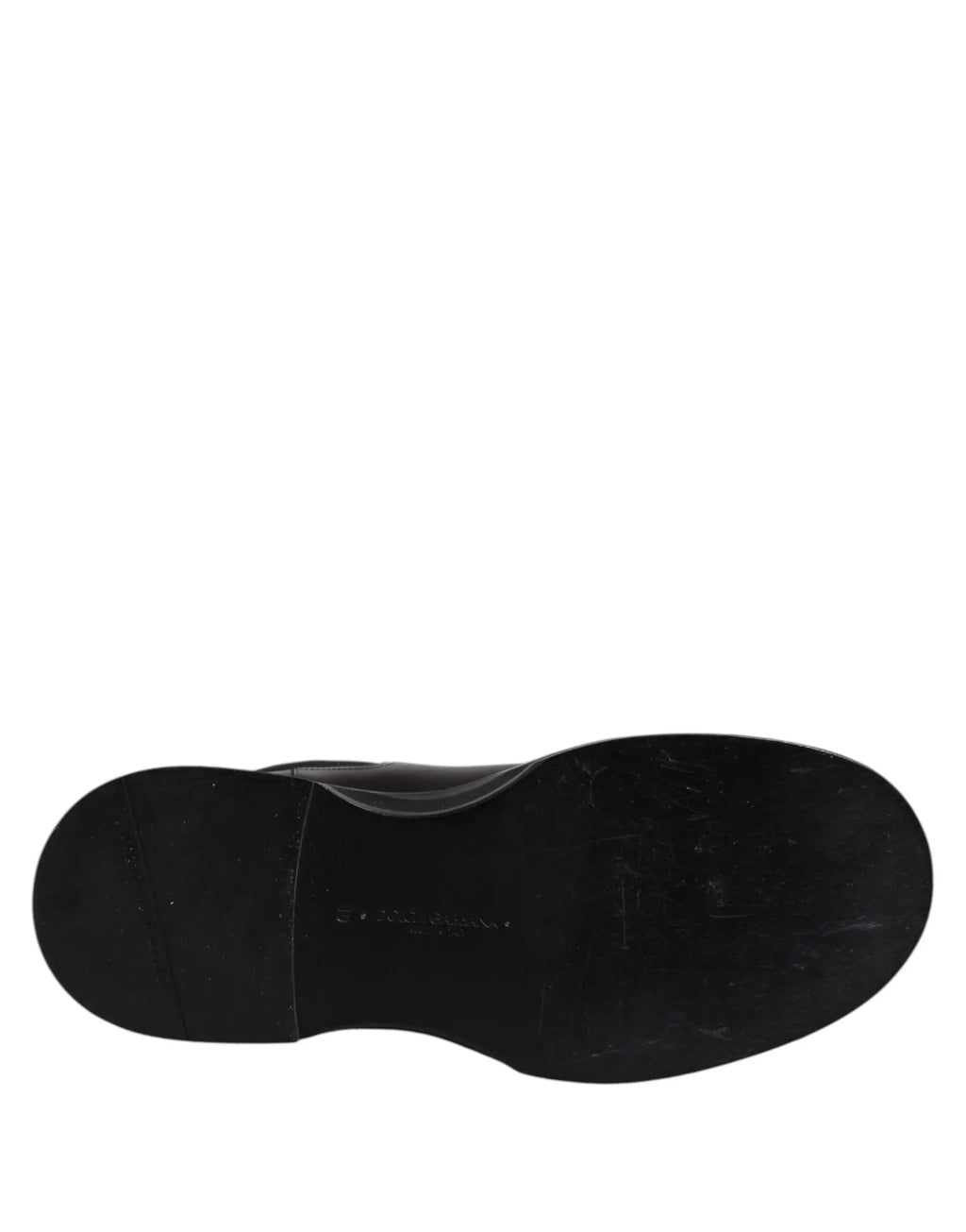 Semelle en caoutchouc noire légèrement usée avec logo subtil embossé près du talon de bottes plates mi-mollet en cuir dolce & gabbana