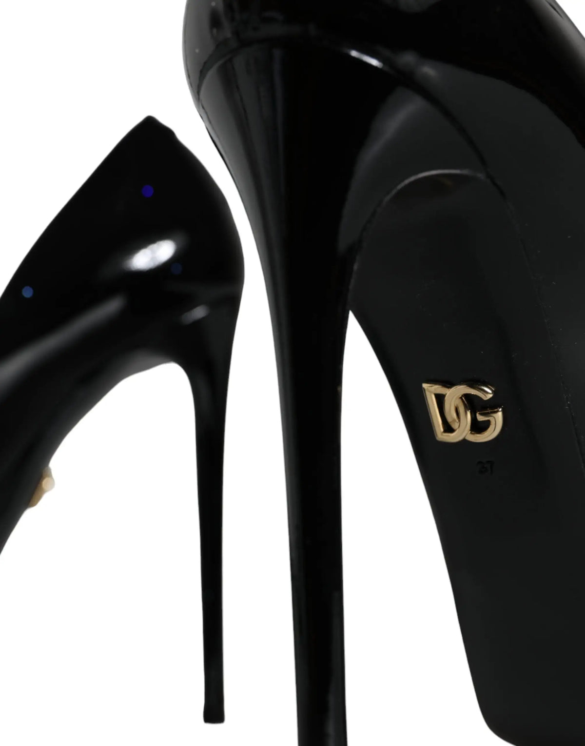 Vue arrière d’une chaussure à talon dolce gabbana en cuir noir verni avec logo dg doré sur le talon