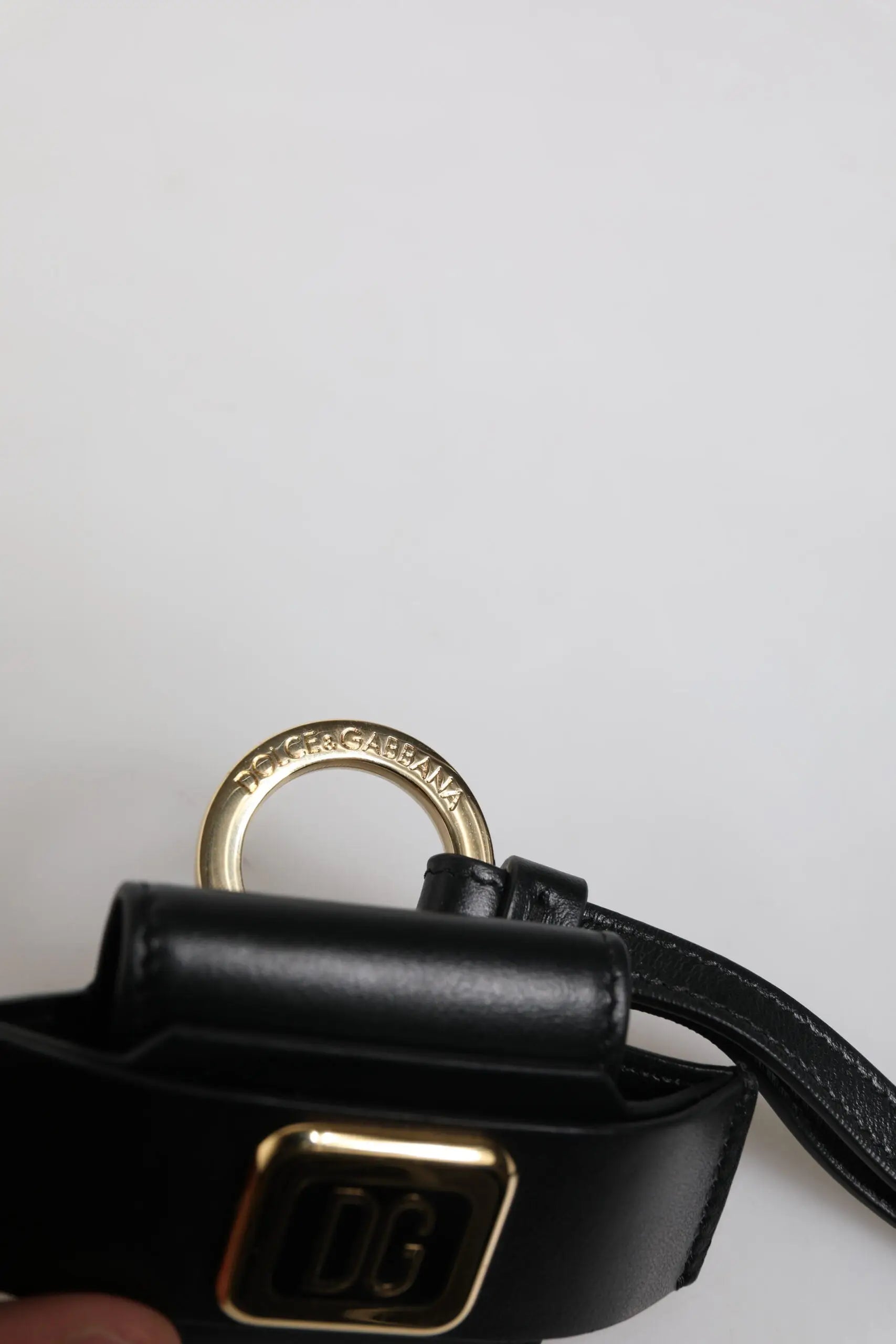 Porte-clés en cuir noir dolce & gabbana avec anneau métal doré et plaque logo dg pour étui airpods