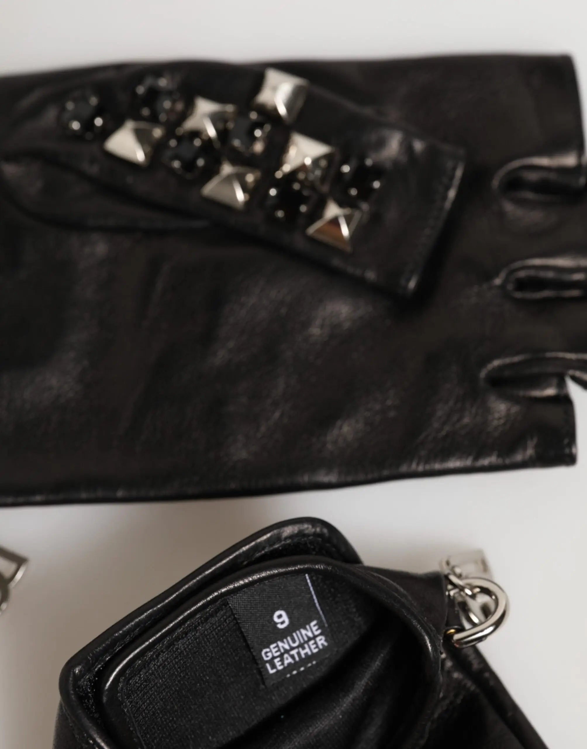 Gant mitaine sans doigts en cuir noir dolce & gabbana avec bride décorative à clous pyramides argentés et perles noires vue dos