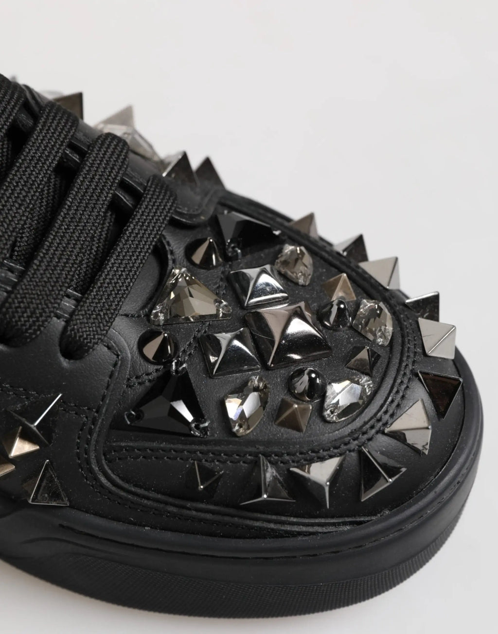 Dolce & Gabbana baskets basses noires en cuir avec clous métalliques pyramidaux et embellissements cristallins