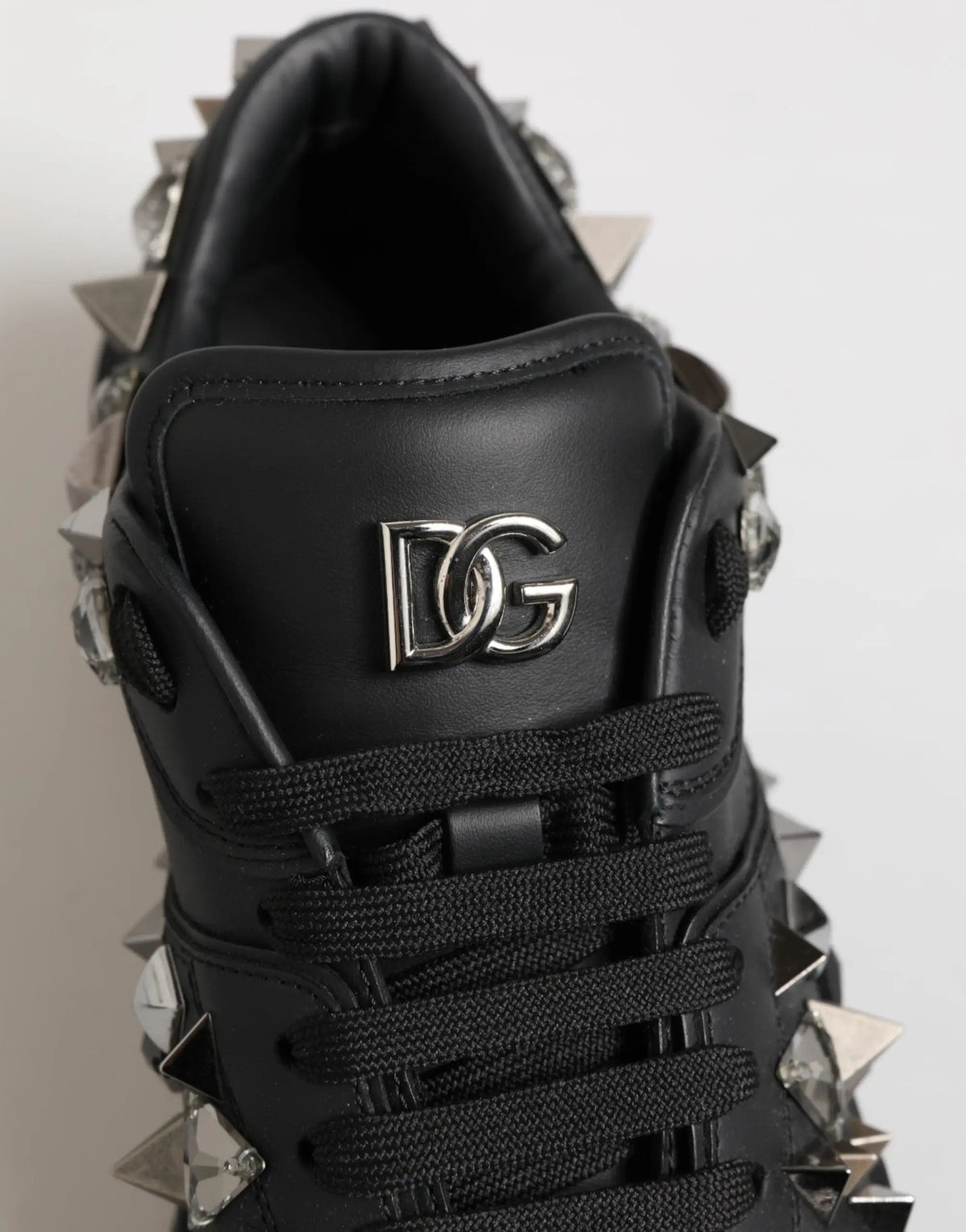 Dolce & Gabbana sneaker basse en cuir noir ornée de pointes métalliques argentées