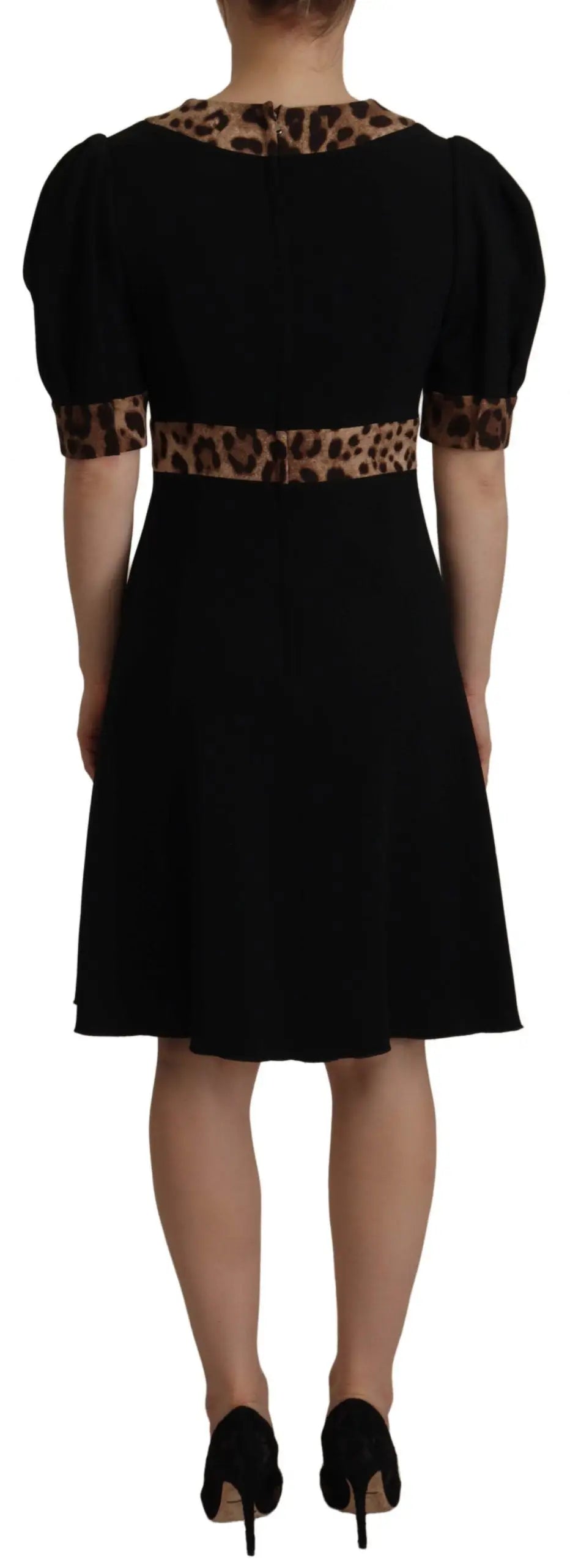 Robe dolce & gabbana noire avec col et poignets imprimé léopard, manches bouffantes et taille cintrée