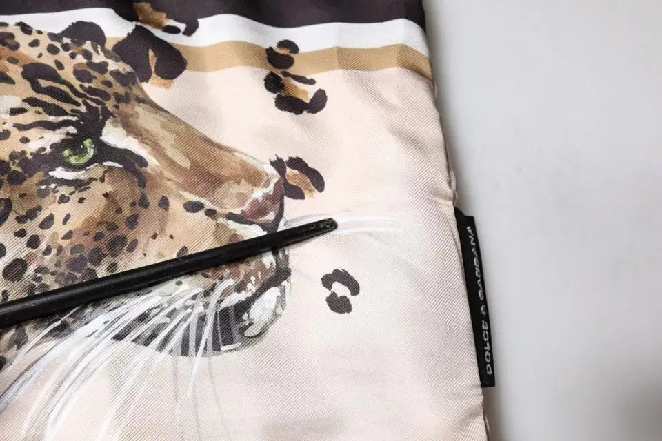 Dolce & gabbana t-shirt manches courtes en coton noir avec une écharpe en soie léopard détaillée aux yeux verts