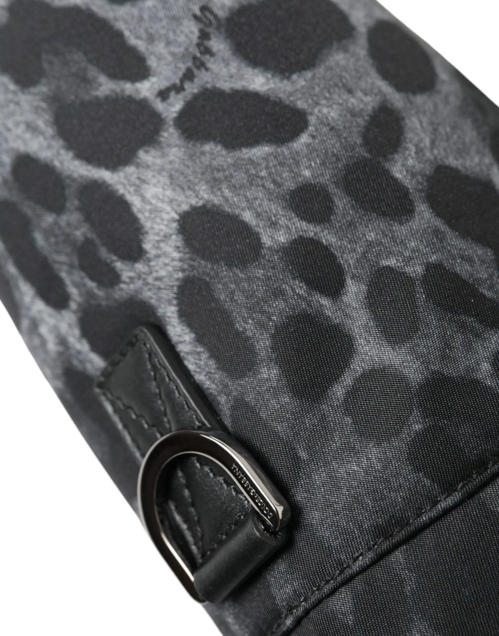 Portefeuille en tissu imprimé léopard noir et gris avec sangle en cuir noir et boucle métallique argentée Dolce & Gabbana