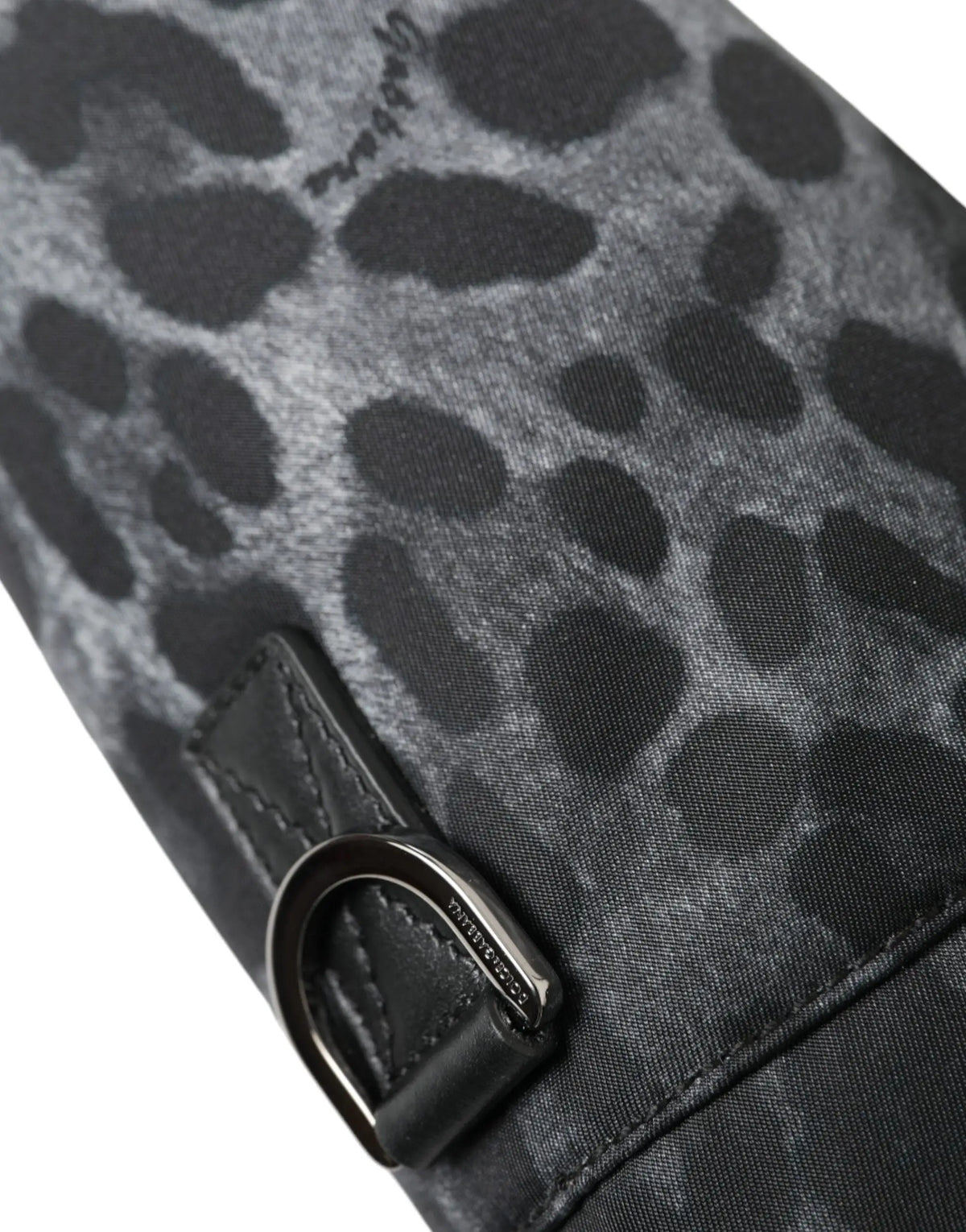 Portefeuille en tissu imprimé léopard noir et gris avec sangle en cuir noir et boucle métallique argentée Dolce & Gabbana