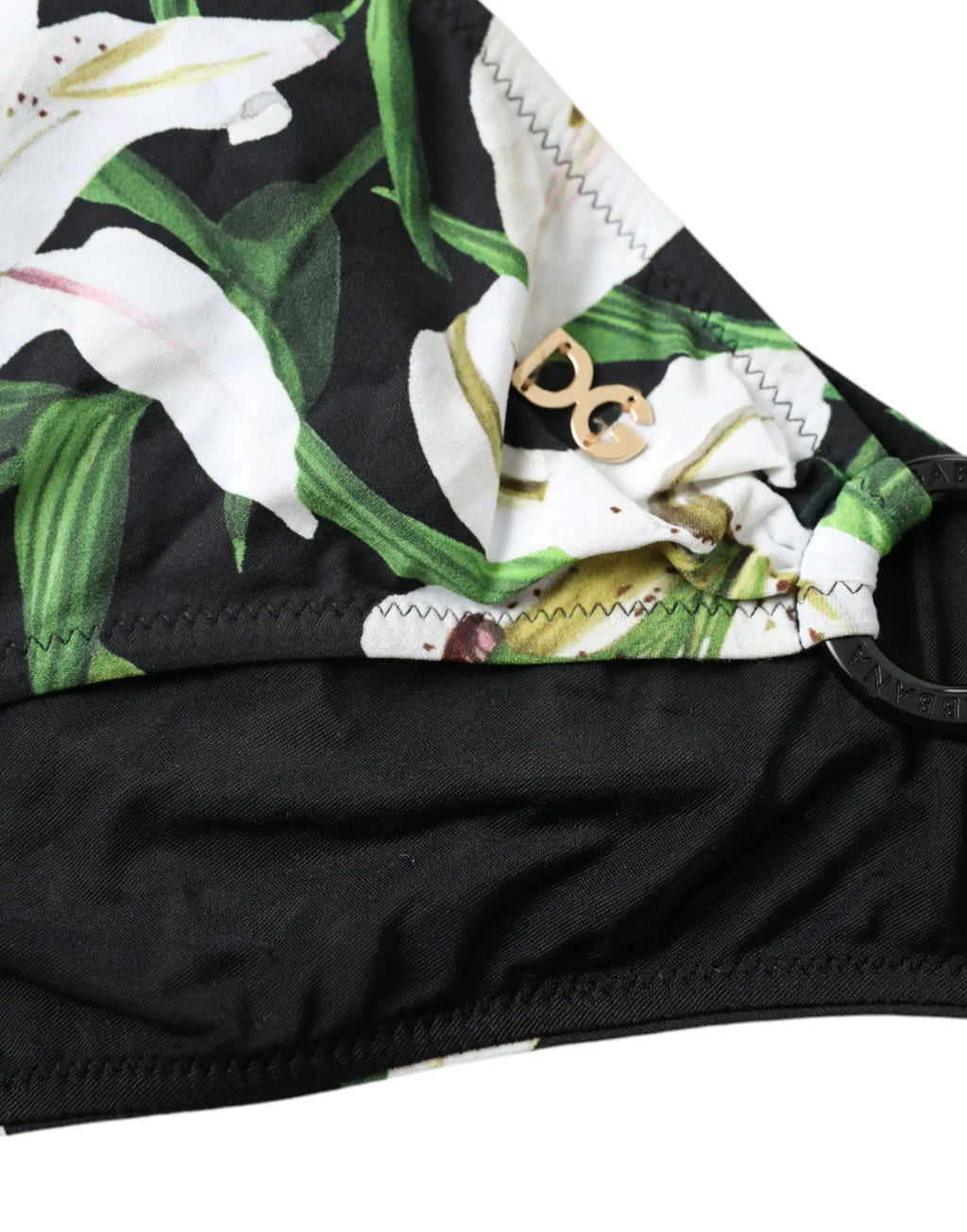 Top bikini noir dolce & gabbana avec imprimé lys blanc vif et feuille verte et logo doré dc sur le côté