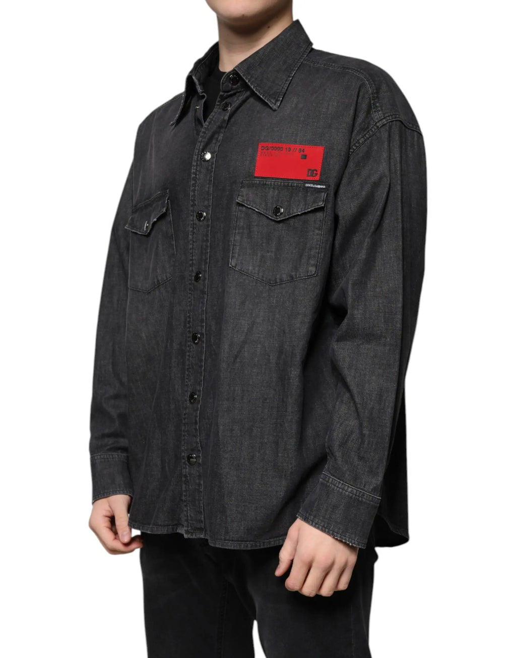 Chemise en jean noire dolce & gabbana en coton avec boutonnière et patch rouge sur la poche poitrine gauche