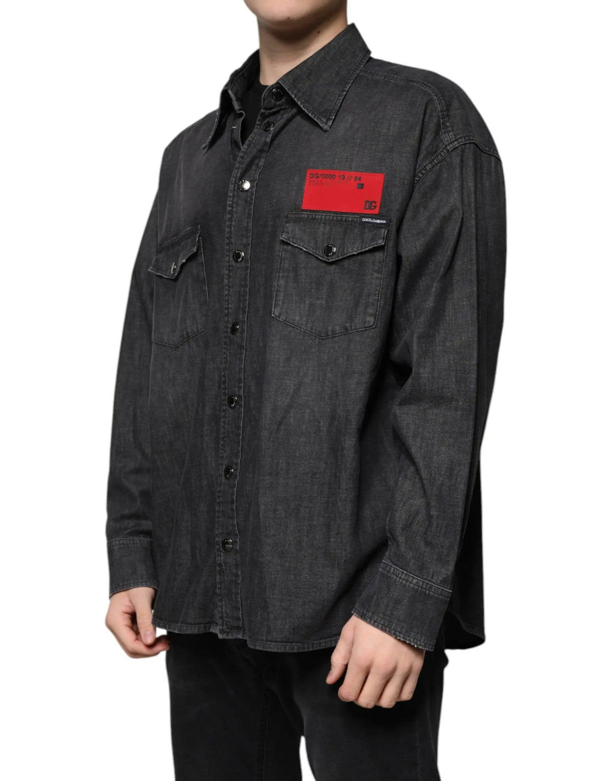 Chemise en jean noire dolce & gabbana en coton avec boutonnière et patch rouge sur la poche poitrine gauche