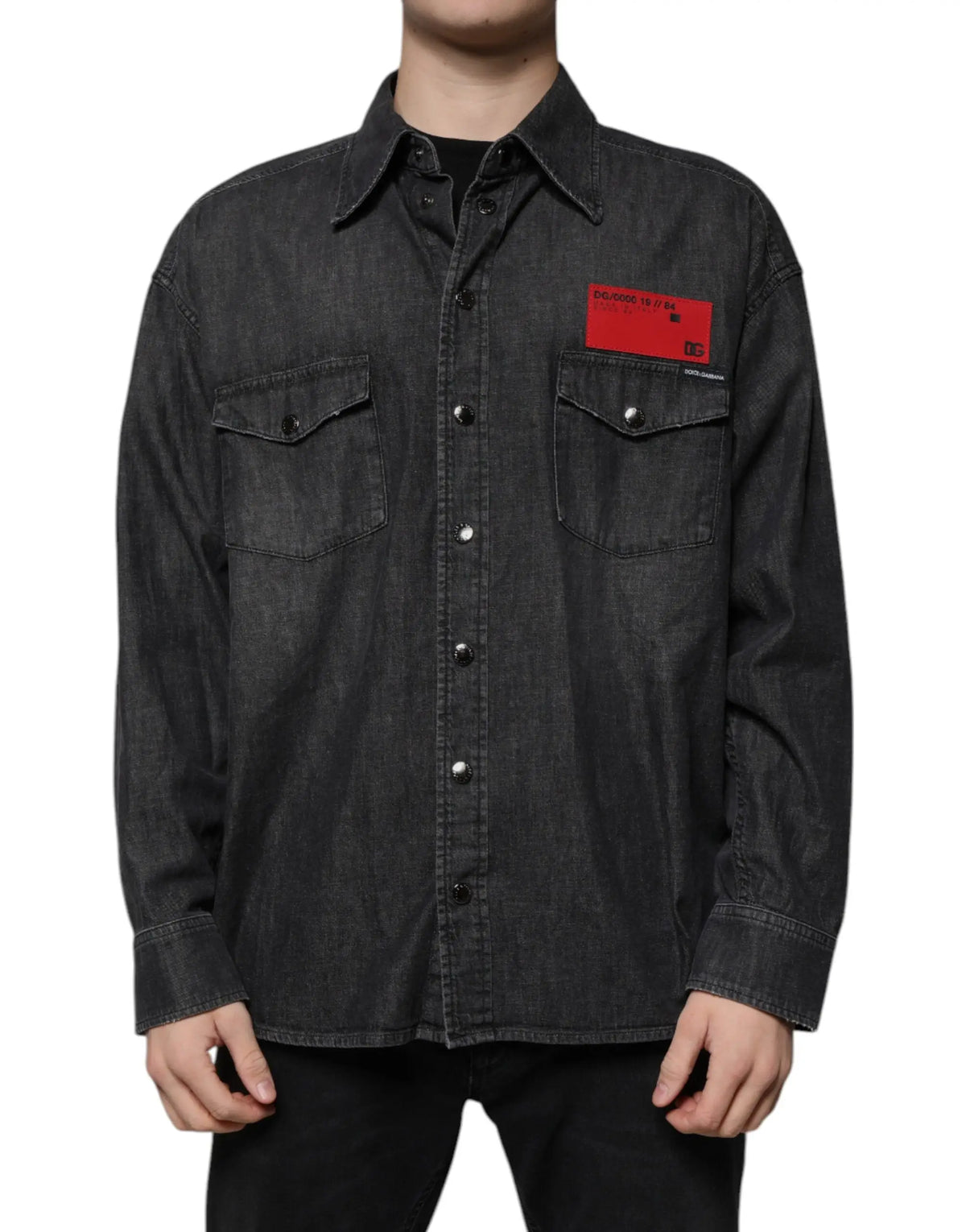 Chemise en jean noire dolce & gabbana avec boutons en coton et deux poches poitrine avec étiquette rouge
