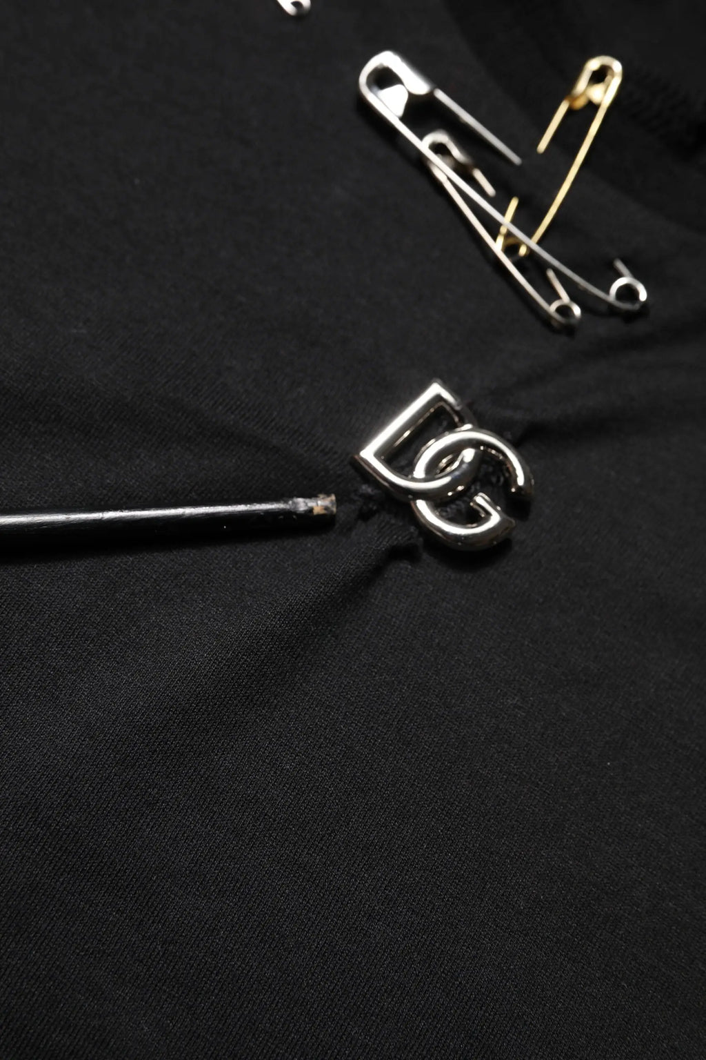 T-shirt dolce & gabbana manches courtes noir avec épingle de sûreté en métal argenté à logo entrelacé distinctif
