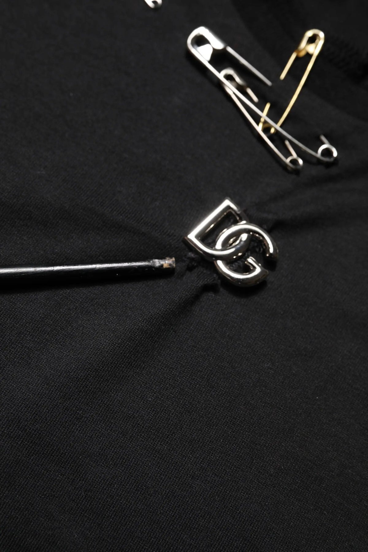 T-shirt dolce & gabbana manches courtes noir avec épingle de sûreté en métal argenté à logo entrelacé distinctif