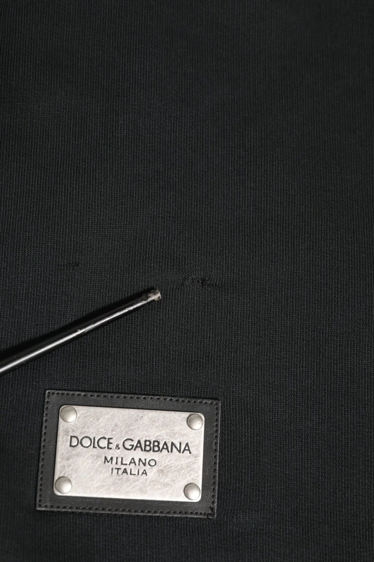 Sweatshirt à capuche homme dolce & gabbana noir avec plaque métallique argentée logo milano italia sur tissu texturé