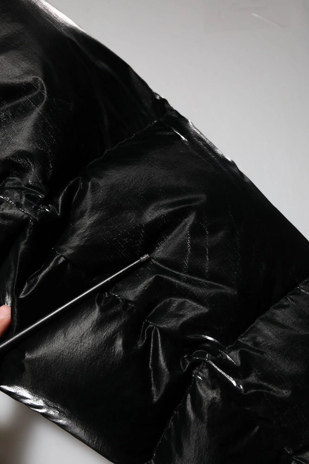 Veste matelassée noire dolce & gabbana à capuche avec fermeture zippée et tissu brillant et texturé