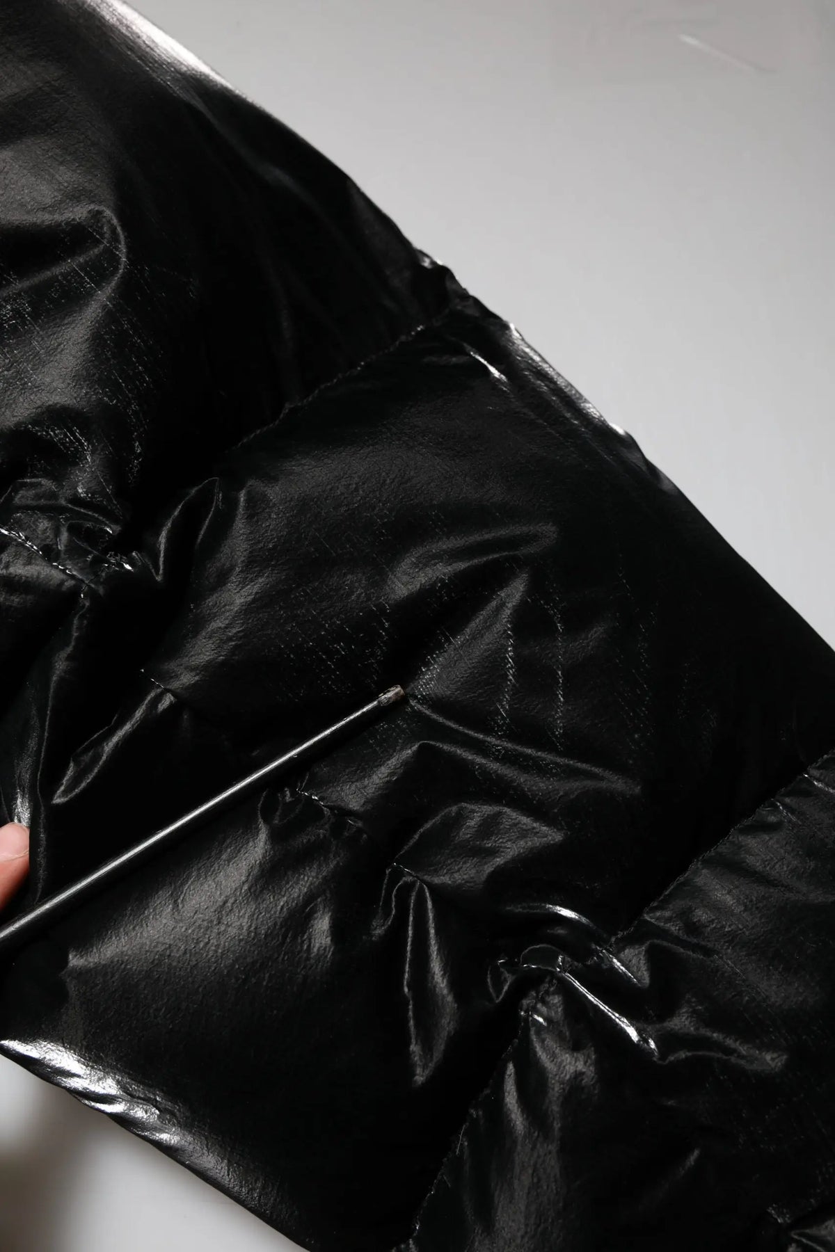Veste matelassée noire dolce & gabbana à capuche avec fermeture zippée et tissu brillant et texturé
