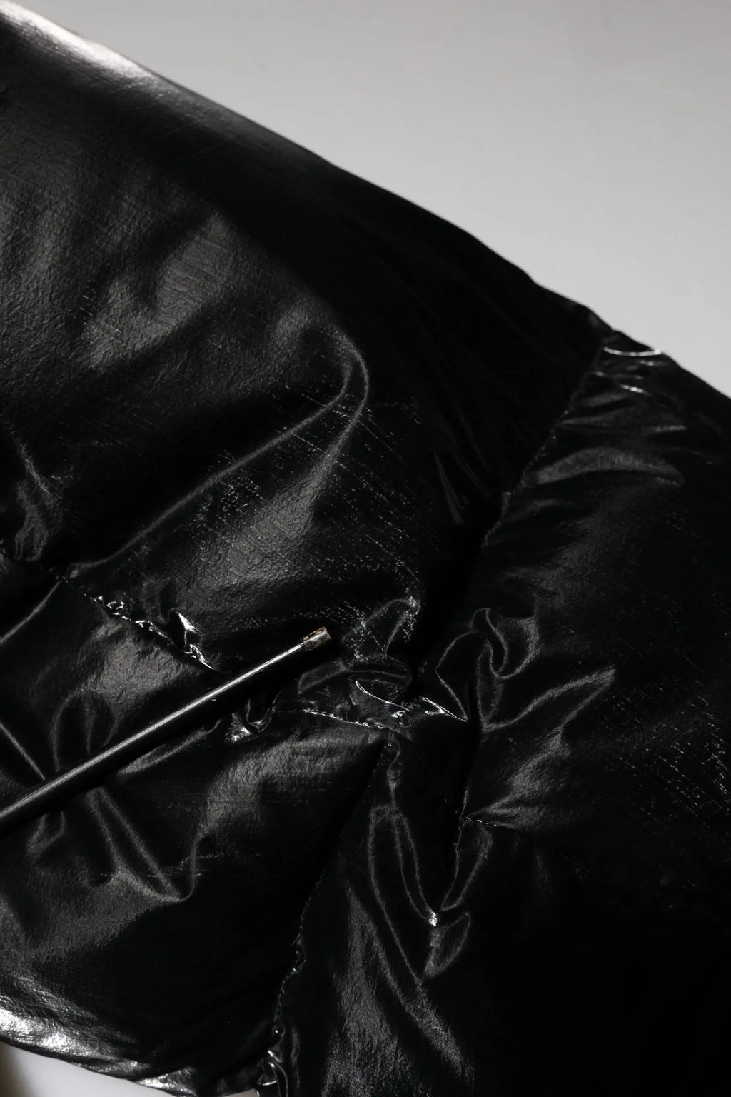 Dolce & gabbana veste matelassée noire à capuche avec fermeture éclair intégrale et finition satinée brillante