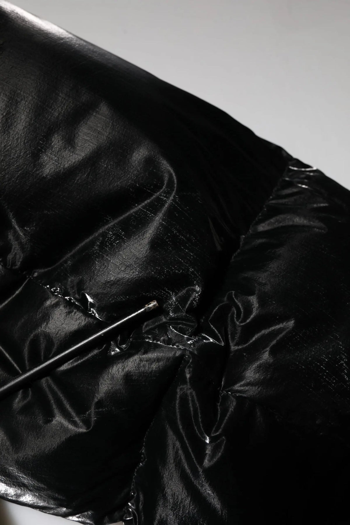 Dolce & gabbana veste matelassée noire à capuche avec fermeture éclair intégrale et finition satinée brillante