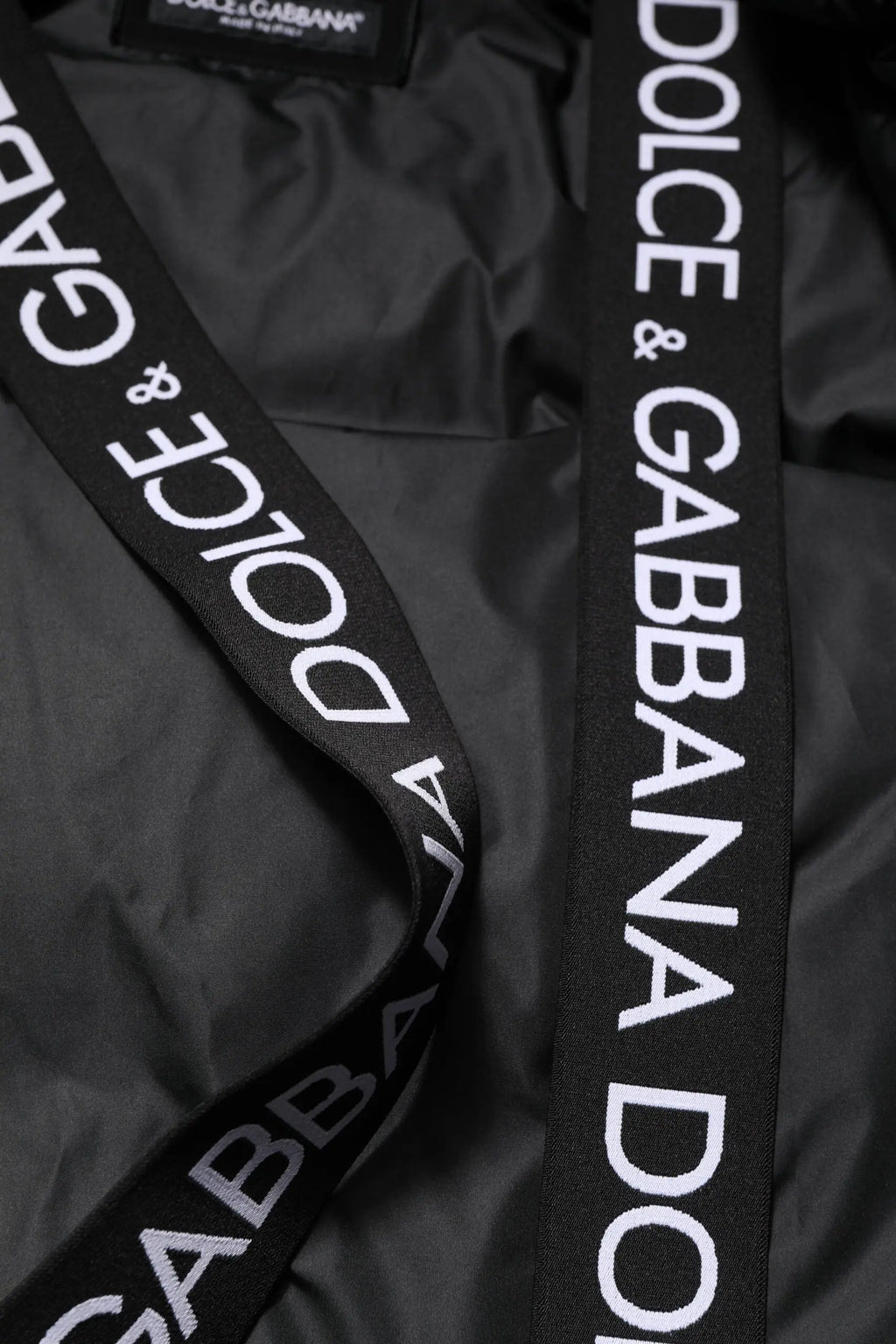 Strap en tissu côtelé noir avec lettrage blanc dolce et gabbana sur veste matelassée à capuche zippée noire