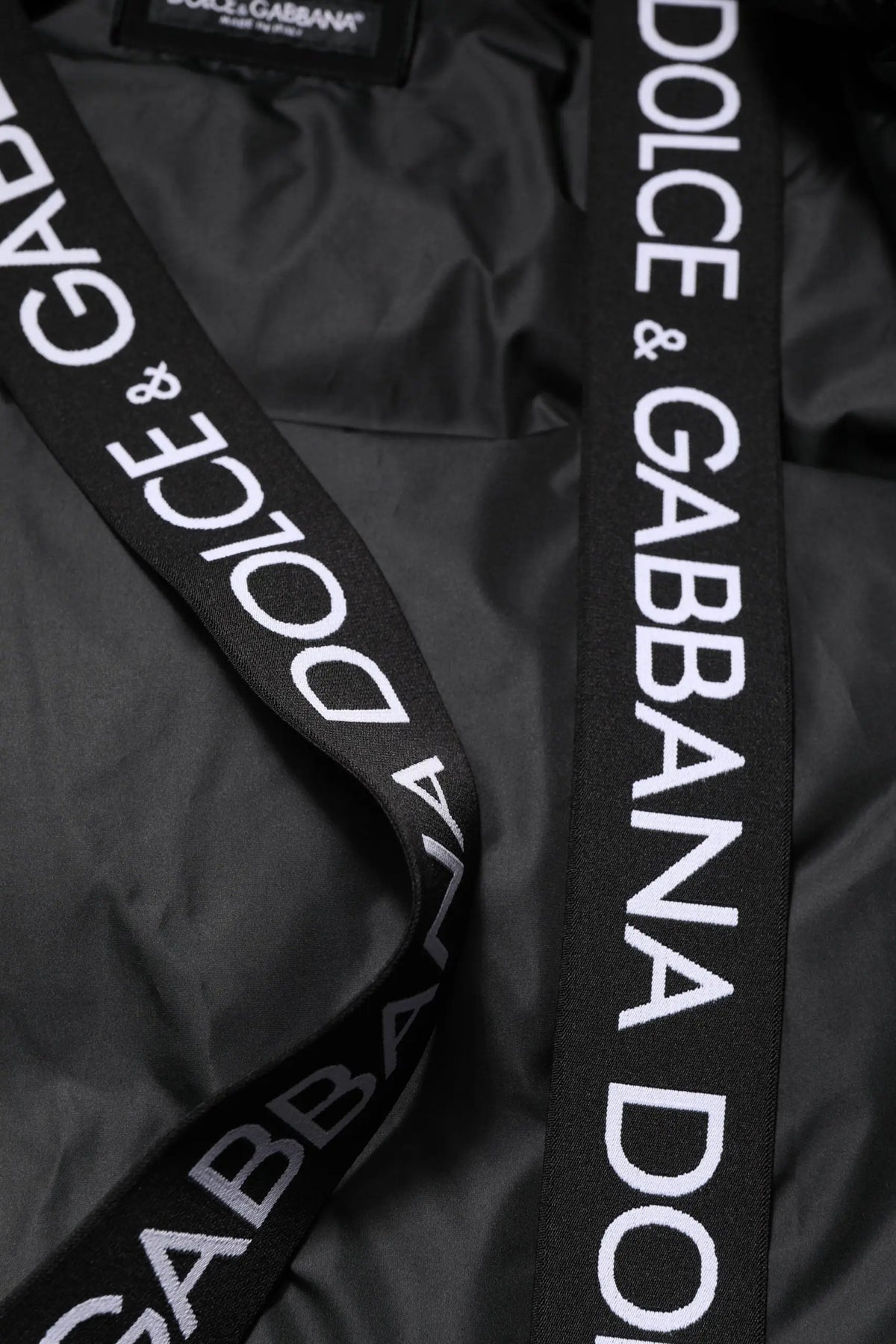 Strap en tissu côtelé noir avec lettrage blanc dolce et gabbana sur veste matelassée à capuche zippée noire