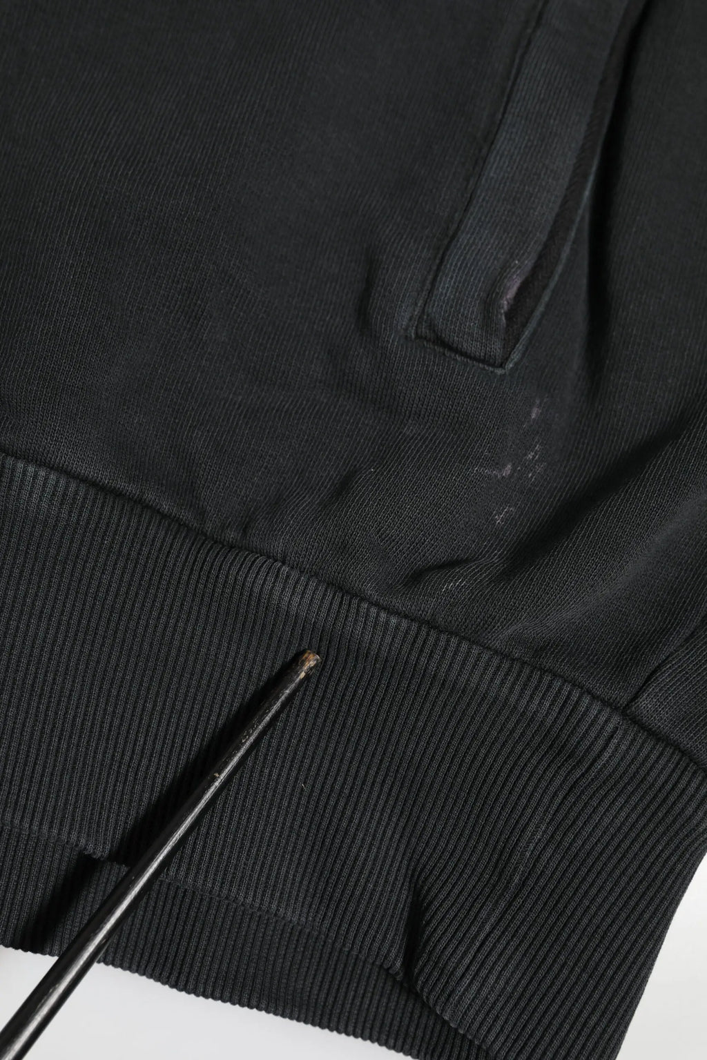 Poignet en maille côtelée noire avec petit trou et détails de couture sur sweat à capuche dolce gabbana noir