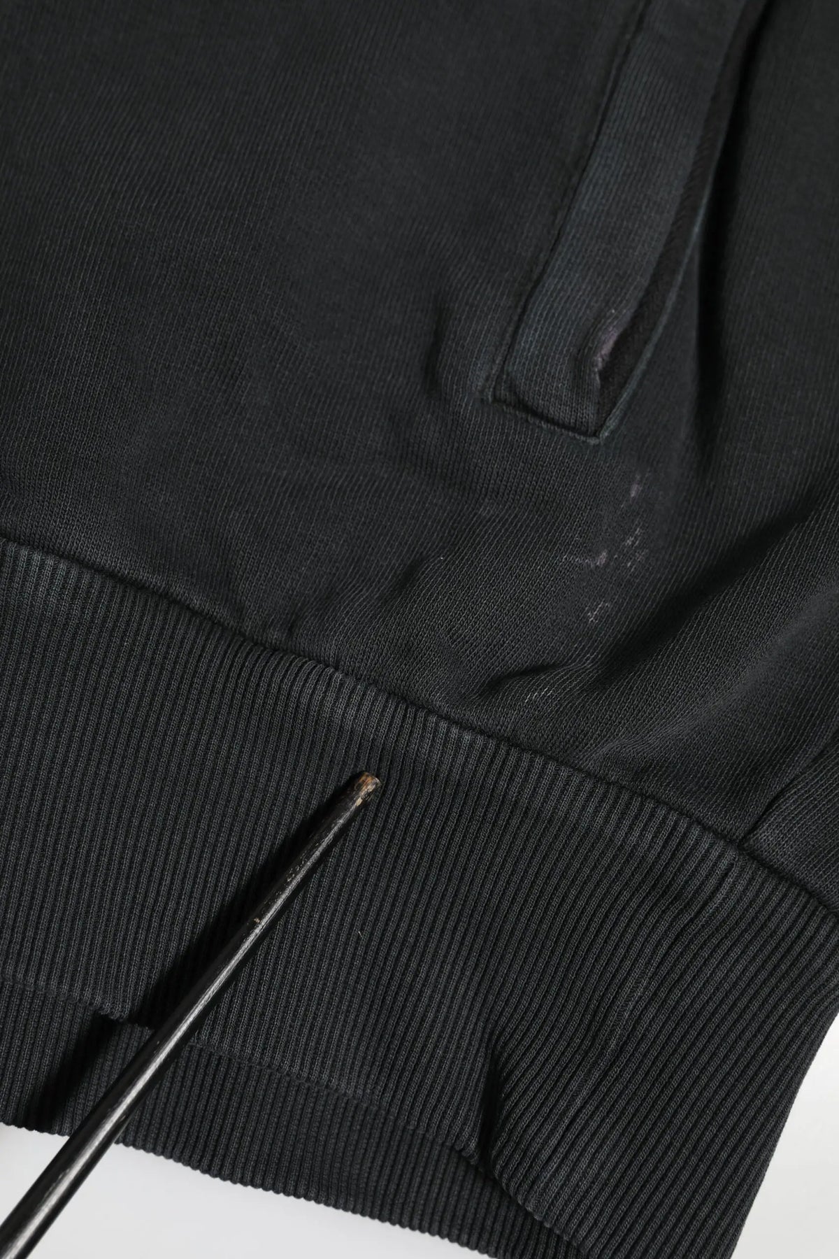 Poignet en maille côtelée noire avec petit trou et détails de couture sur sweat à capuche dolce gabbana noir