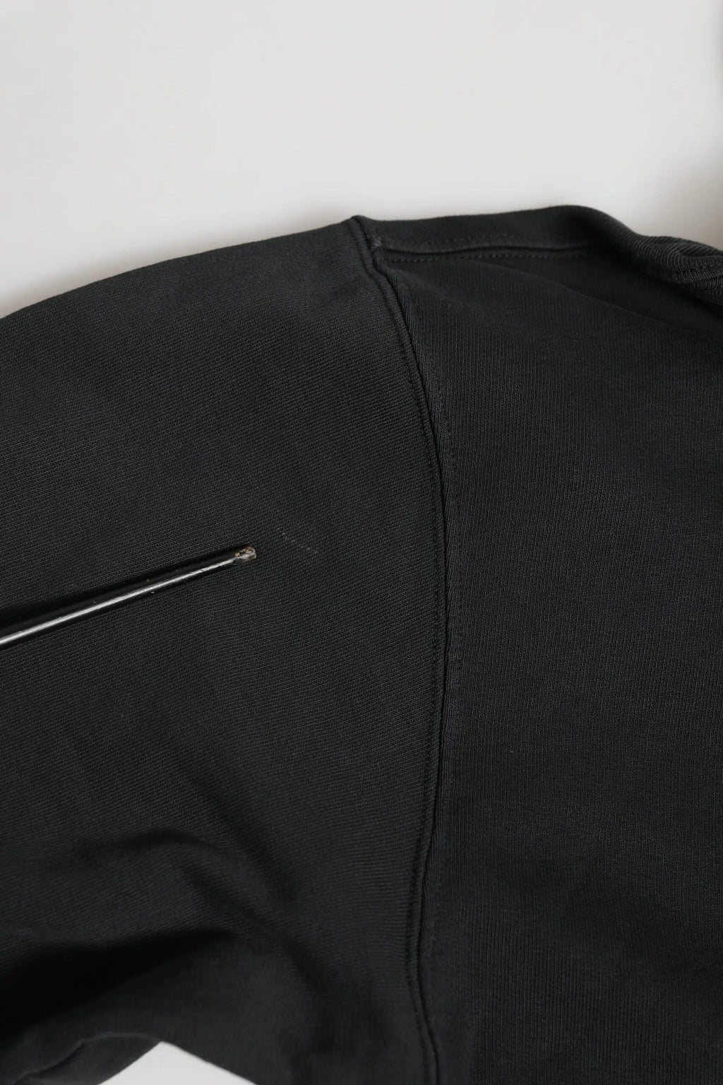 Veste en jean noire avec fermeture éclair argentée associée au sweat à capuche zippé dolce & gabbana noir logo