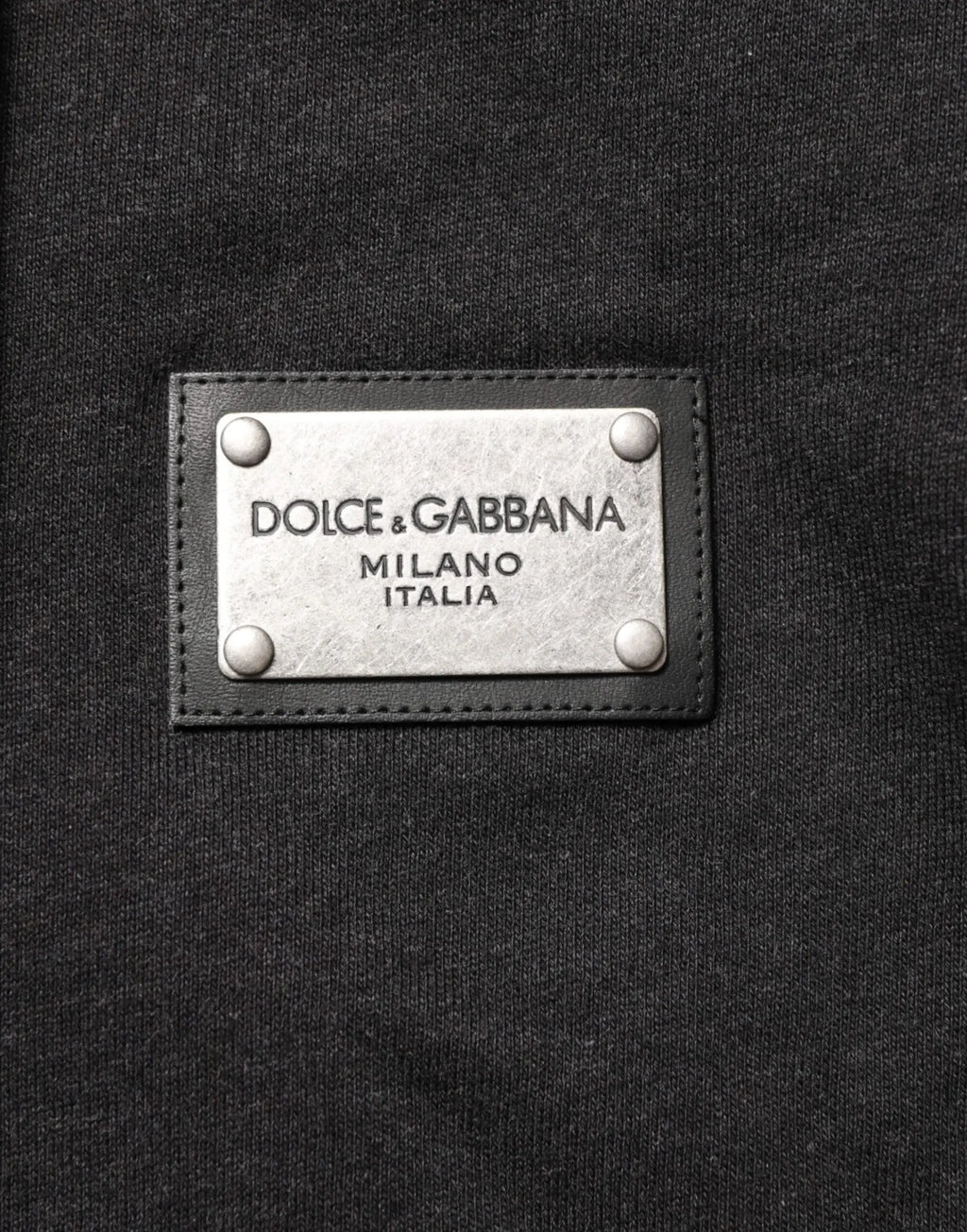 Patch en cuir noir dolce gabbana milano italia avec plaque métal argenté et rivets sur sweat à capuche zippé