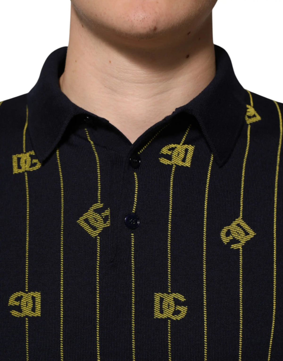 Polo noir dolce & gabbana en maille jacquard avec rayures jaunes verticales et motifs logo répétés