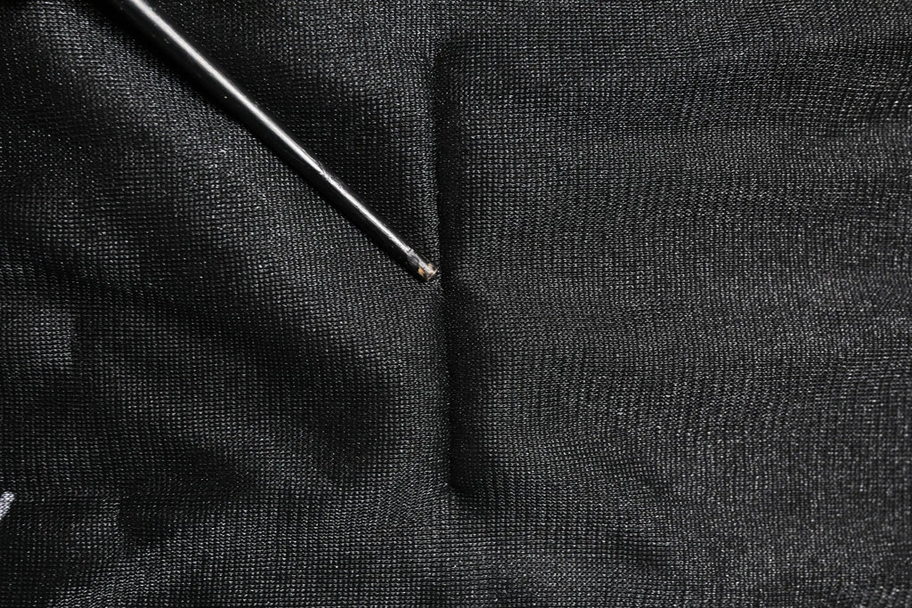 Tissu noir texturé avec une fine tige noire diagonale sur pull dolce & gabbana noir à logo tricoté en coton