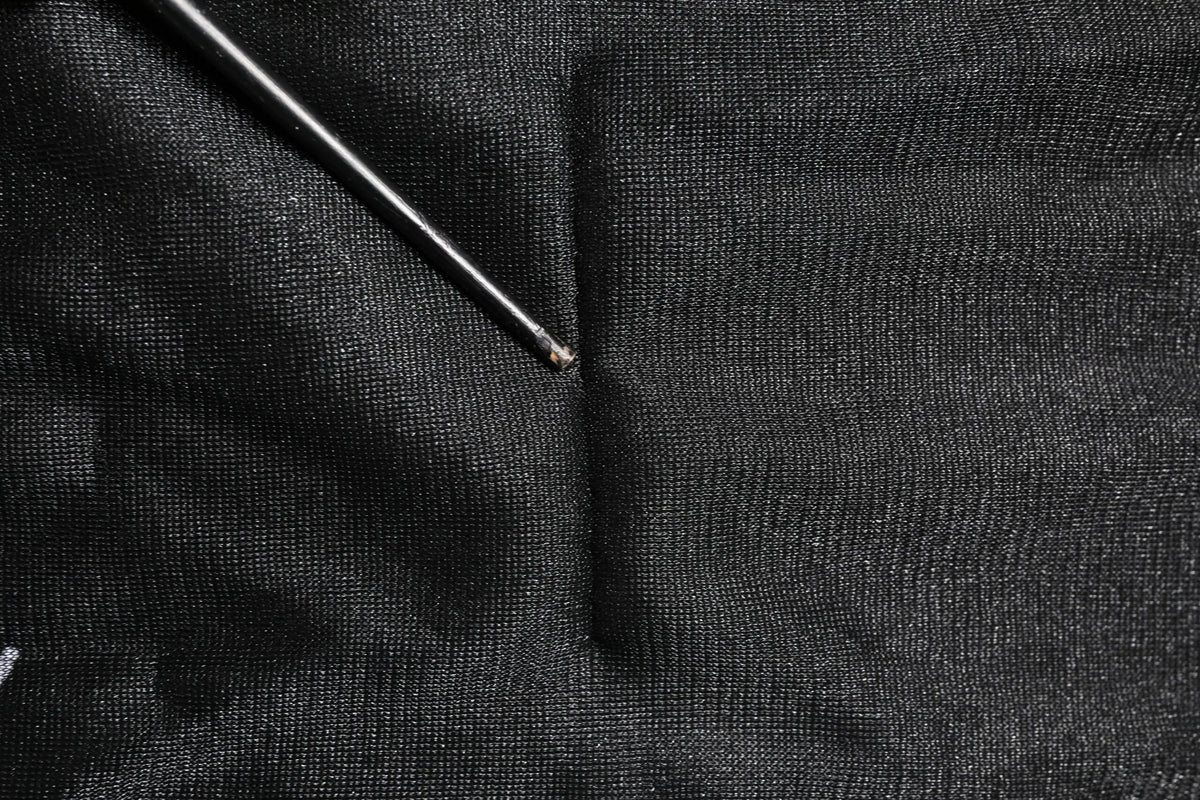 Tissu noir texturé avec une fine tige noire diagonale sur pull dolce & gabbana noir à logo tricoté en coton