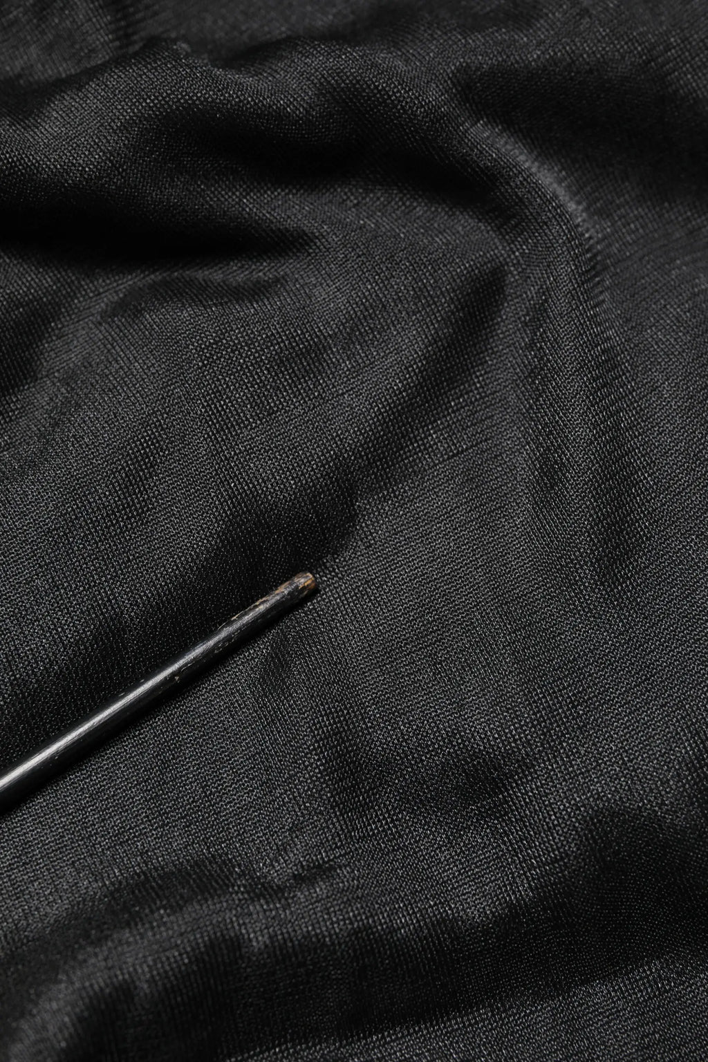 Pull noir dolce & gabbana en maille avec texture tissée subtile et aiguille noire fine posée en diagonale