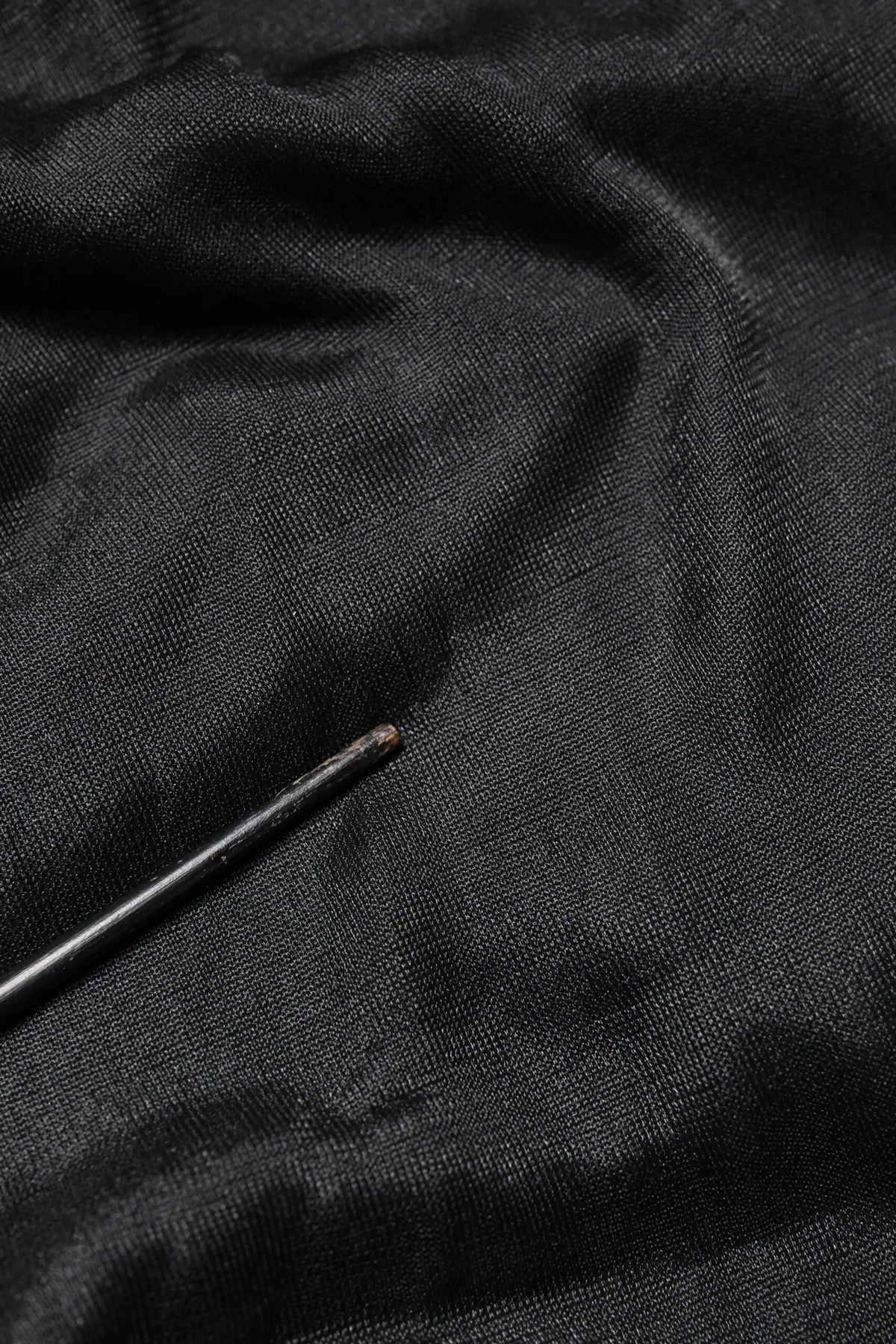 Pull noir dolce & gabbana en maille avec texture tissée subtile et aiguille noire fine posée en diagonale